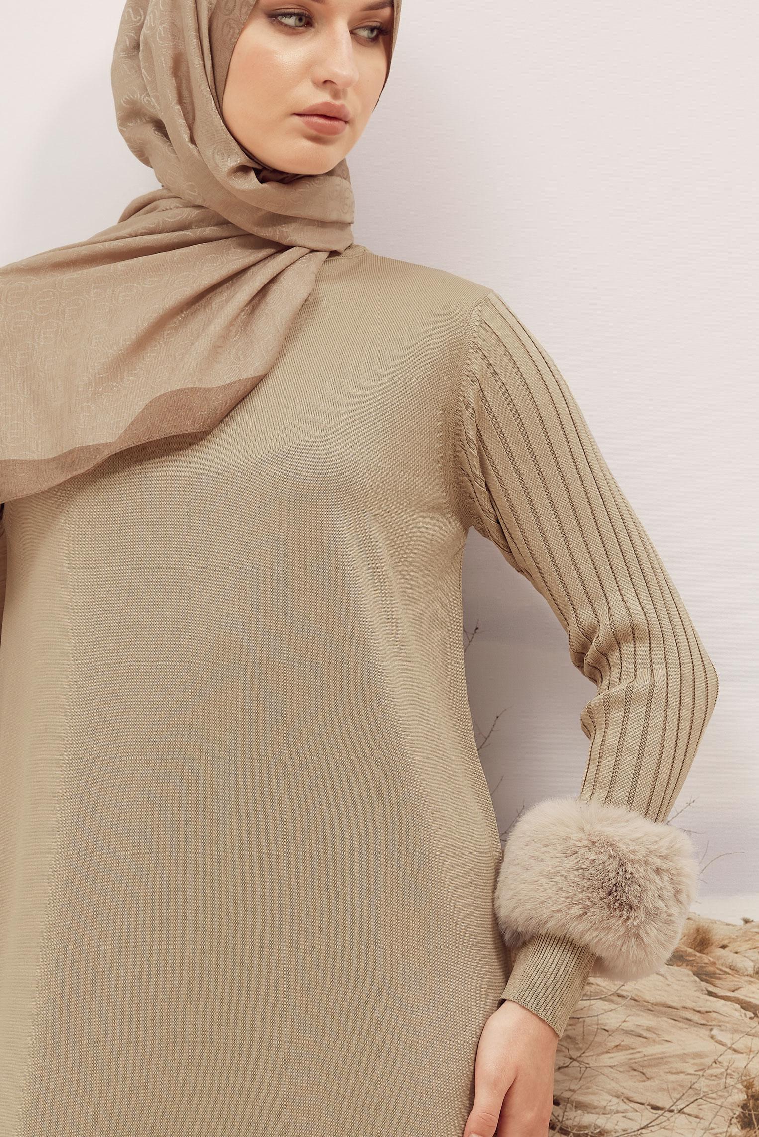 Tesettür giyim BEJ KÜRK DETAYLI TRİKO ELBİSE 45890
