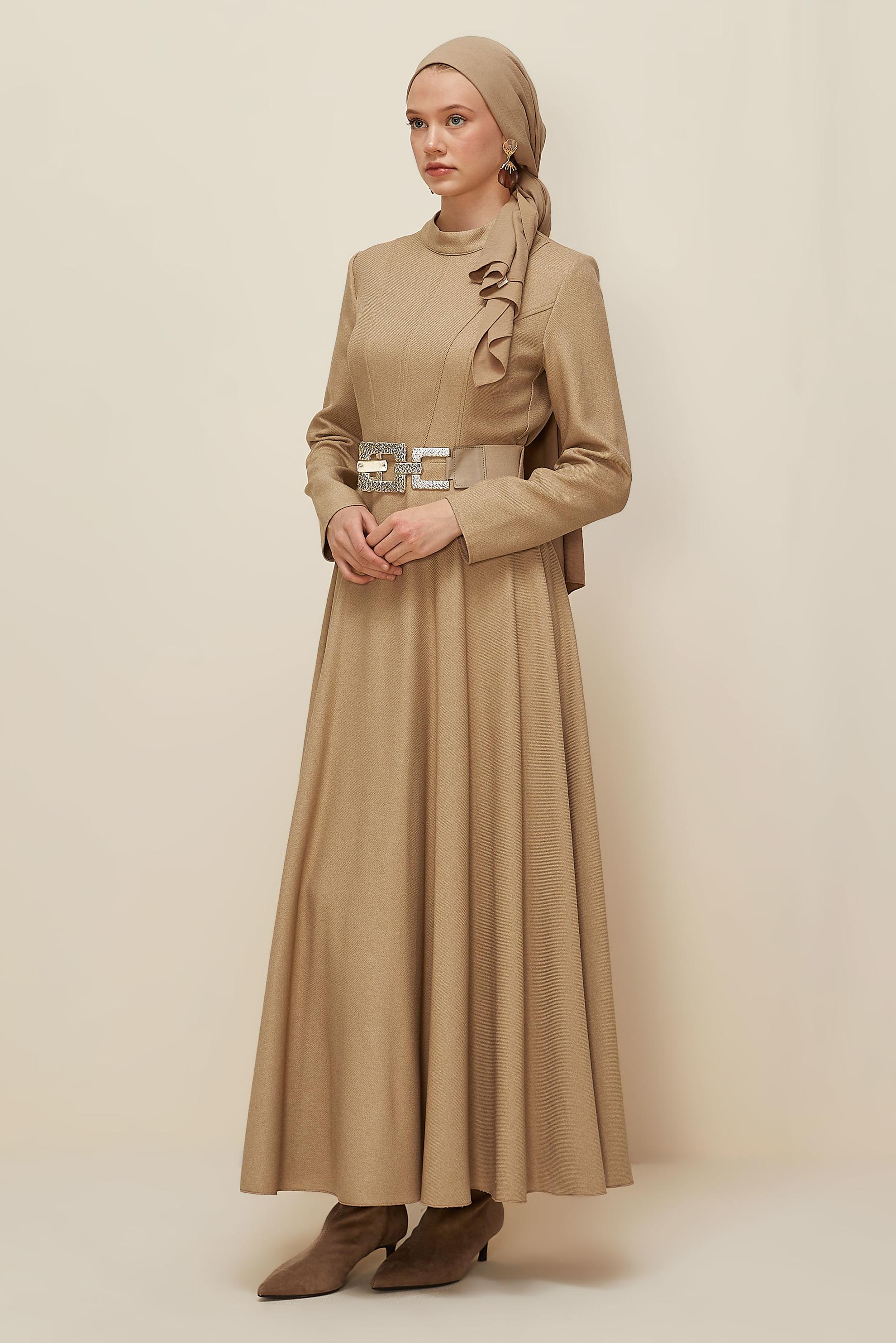 Tesettür giyim BEJ KEMER DETAYLI ELBİSE 45970