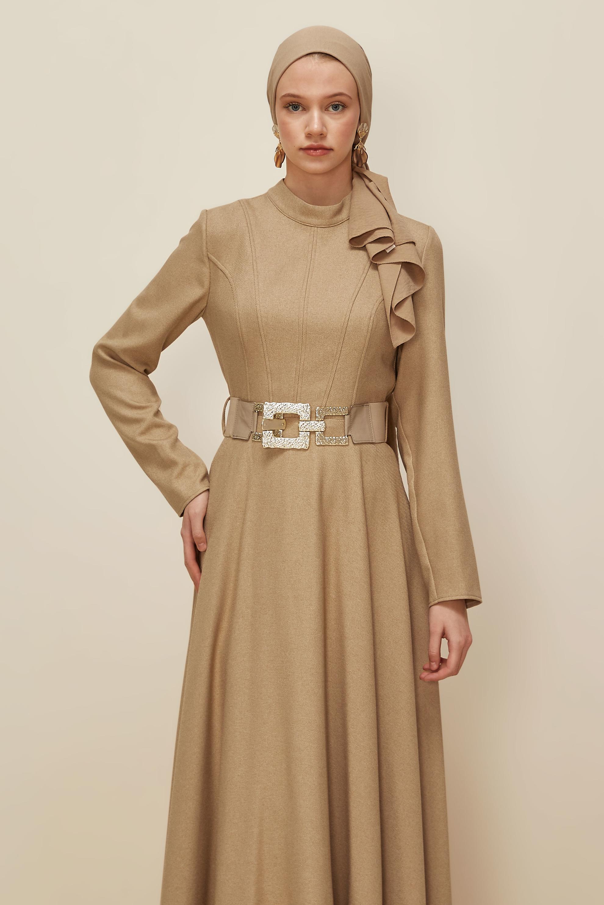 Tesettür giyim BEJ KEMER DETAYLI ELBİSE 45970