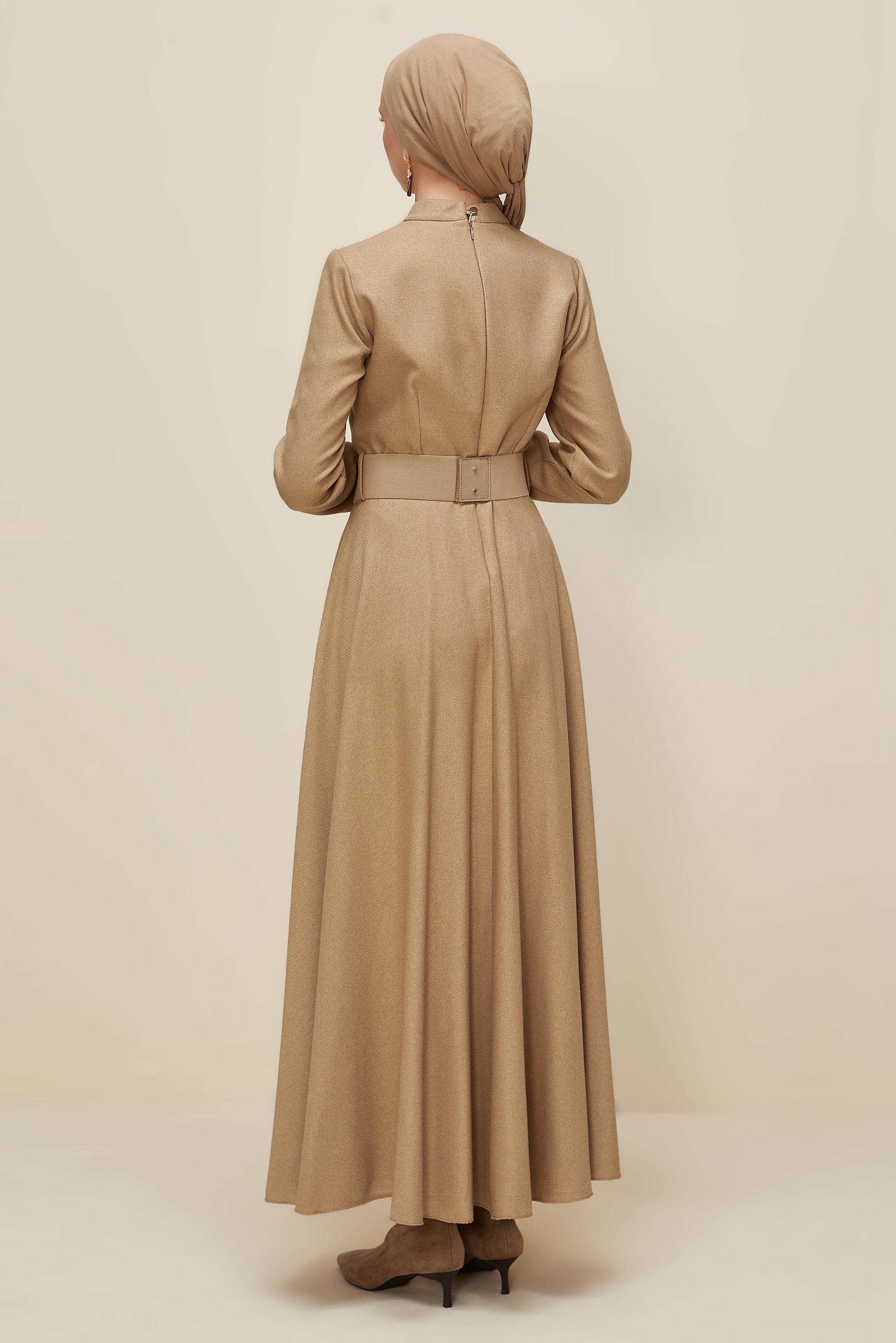 Tesettür giyim BEJ KEMER DETAYLI ELBİSE 45970