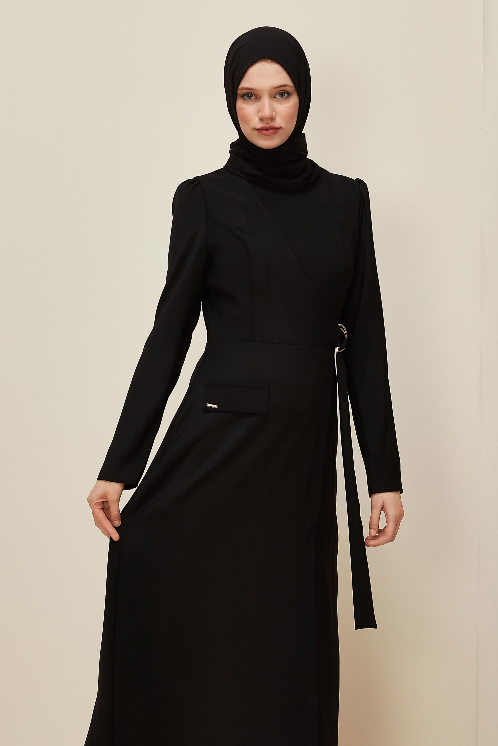 Tesettür giyim SİYAH BİSİKLET YAKA KEMERLİ ELBİSE 46016