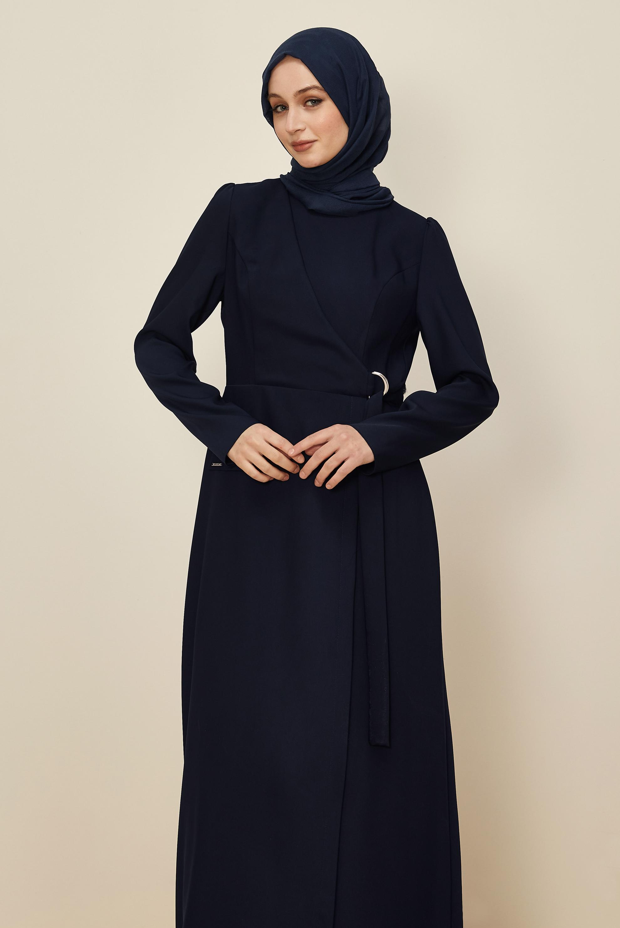 Tesettür giyim LACİVERT BİSİKLET YAKA KEMERLİ ELBİSE 46016