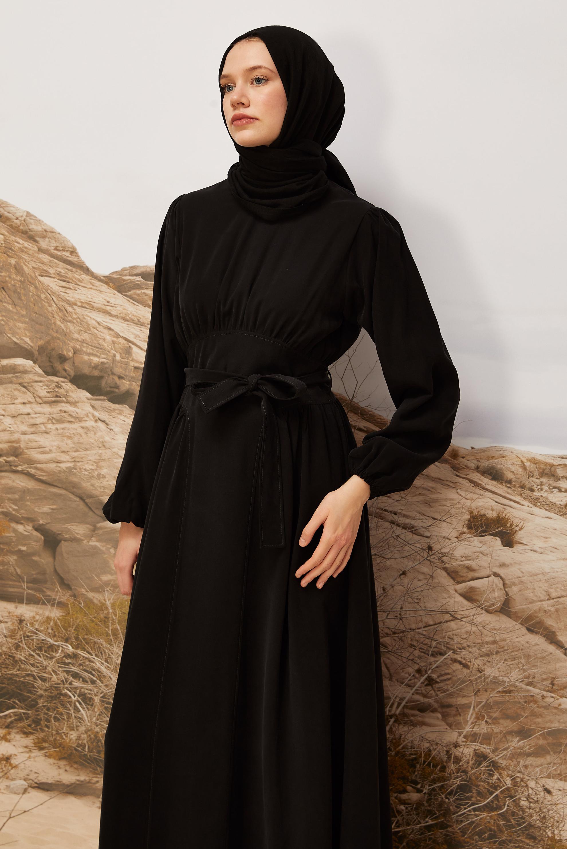 Tesettür giyim SİYAH KUŞAKLI ELBİSE 46047
