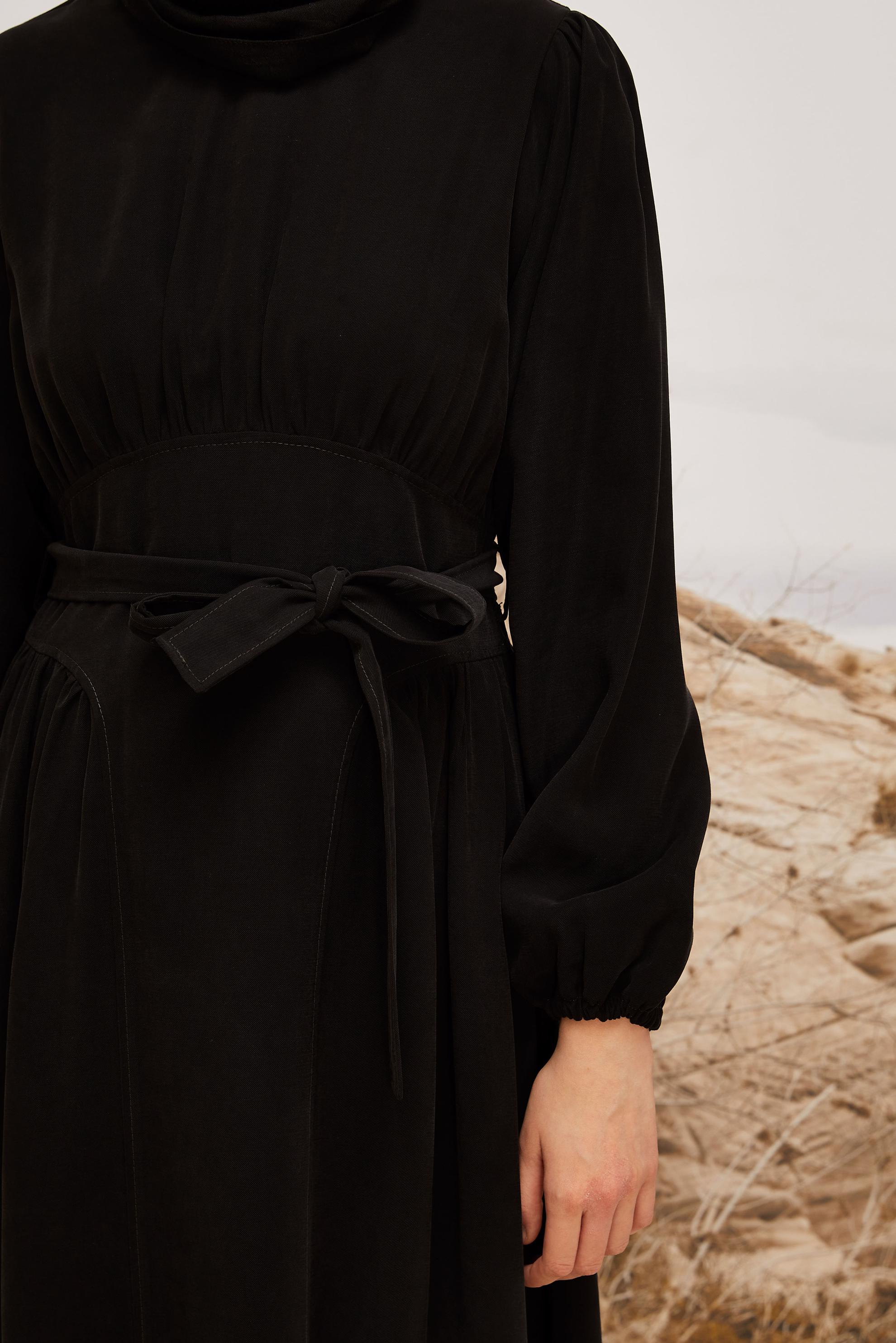 Tesettür giyim SİYAH KUŞAKLI ELBİSE 46047