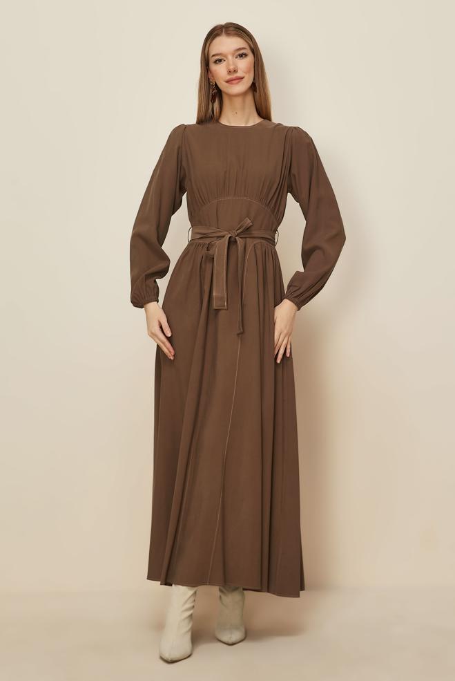 Tesettür giyim KAHVE KUŞAKLI ELBİSE 46047 - ALVİNA