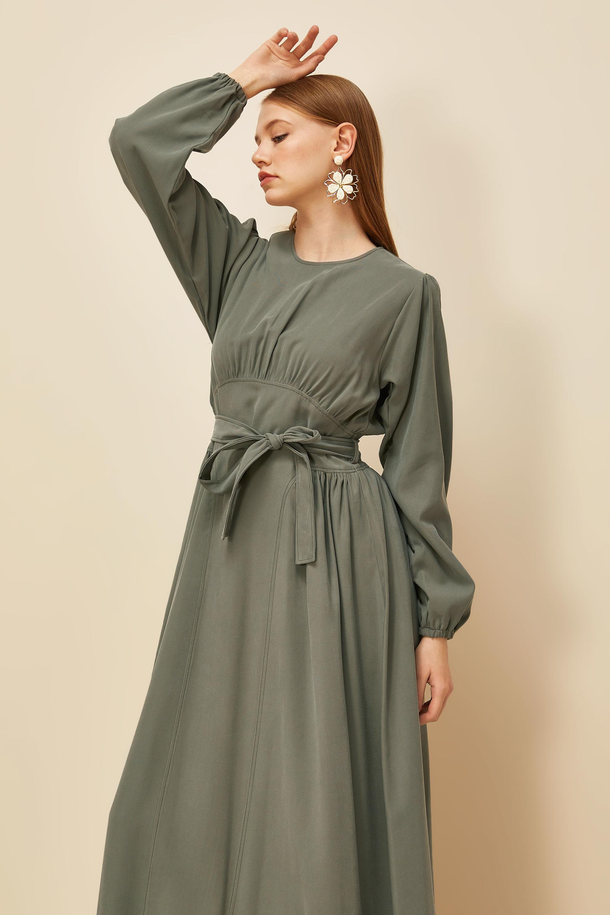 Tesettür giyim HAKİ KUŞAKLI ELBİSE 46047