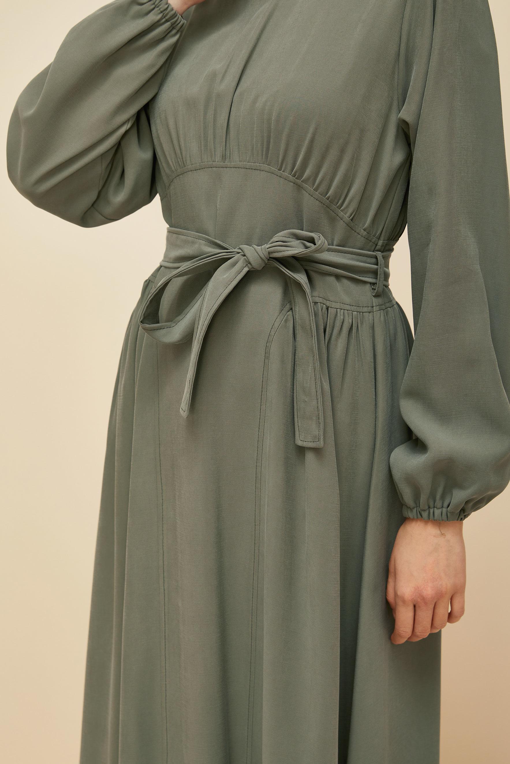 Tesettür giyim HAKİ KUŞAKLI ELBİSE 46047