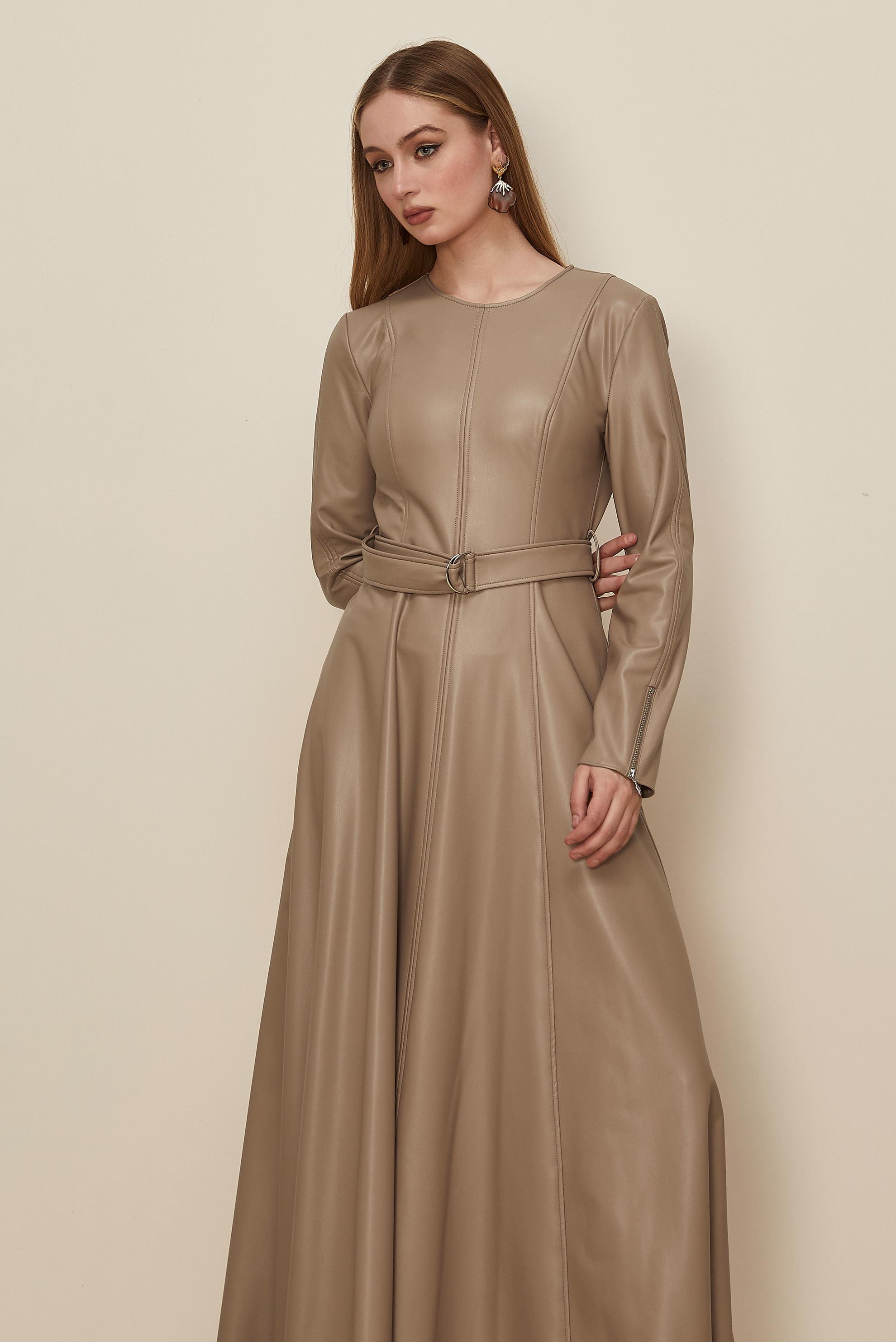 Tesettür giyim BEJ KEMERLİ SUNİ DERİ ELBİSE 46062