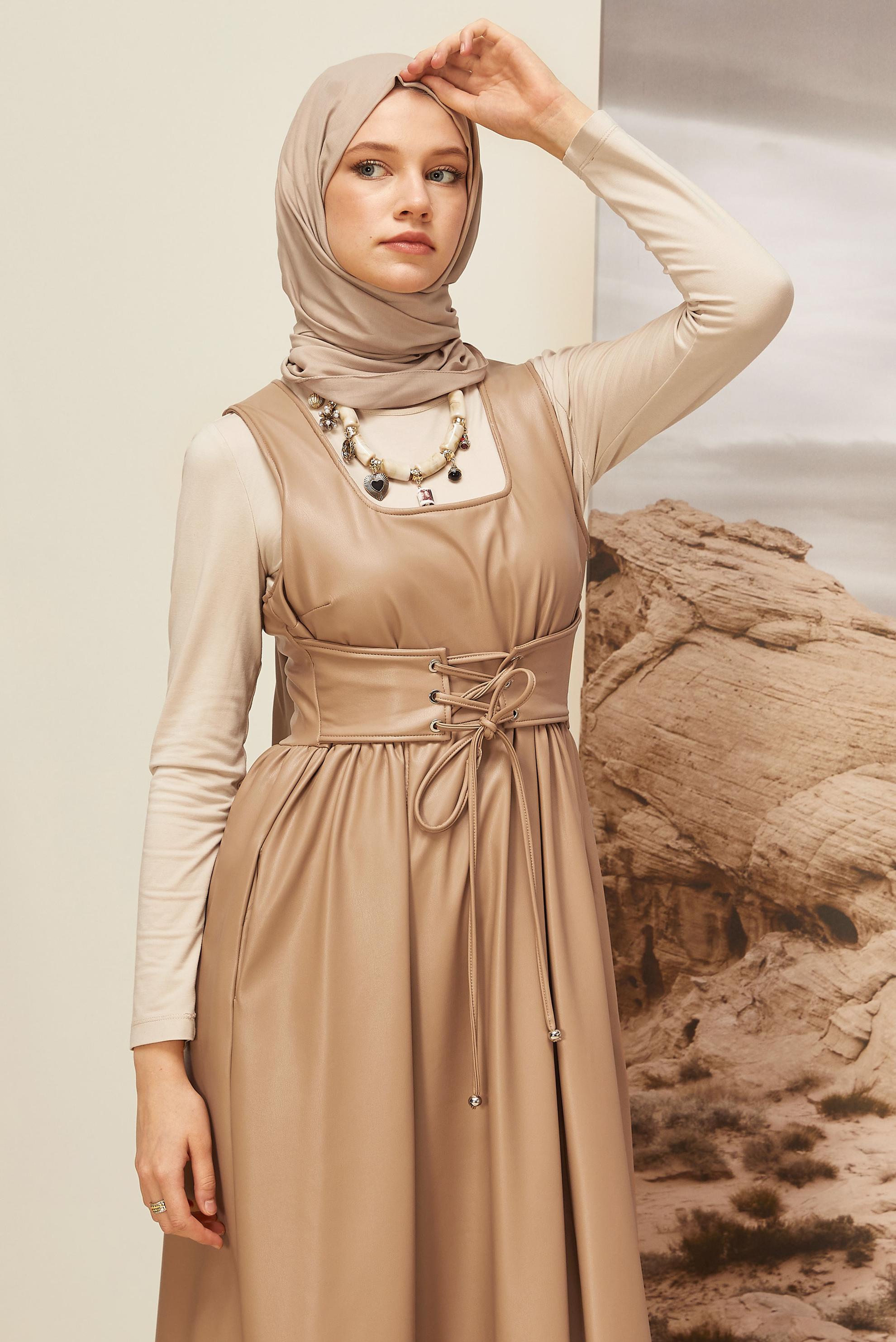 Tesettür giyim BEJ SUNİ DERİ JİLE ELBİSE 46092