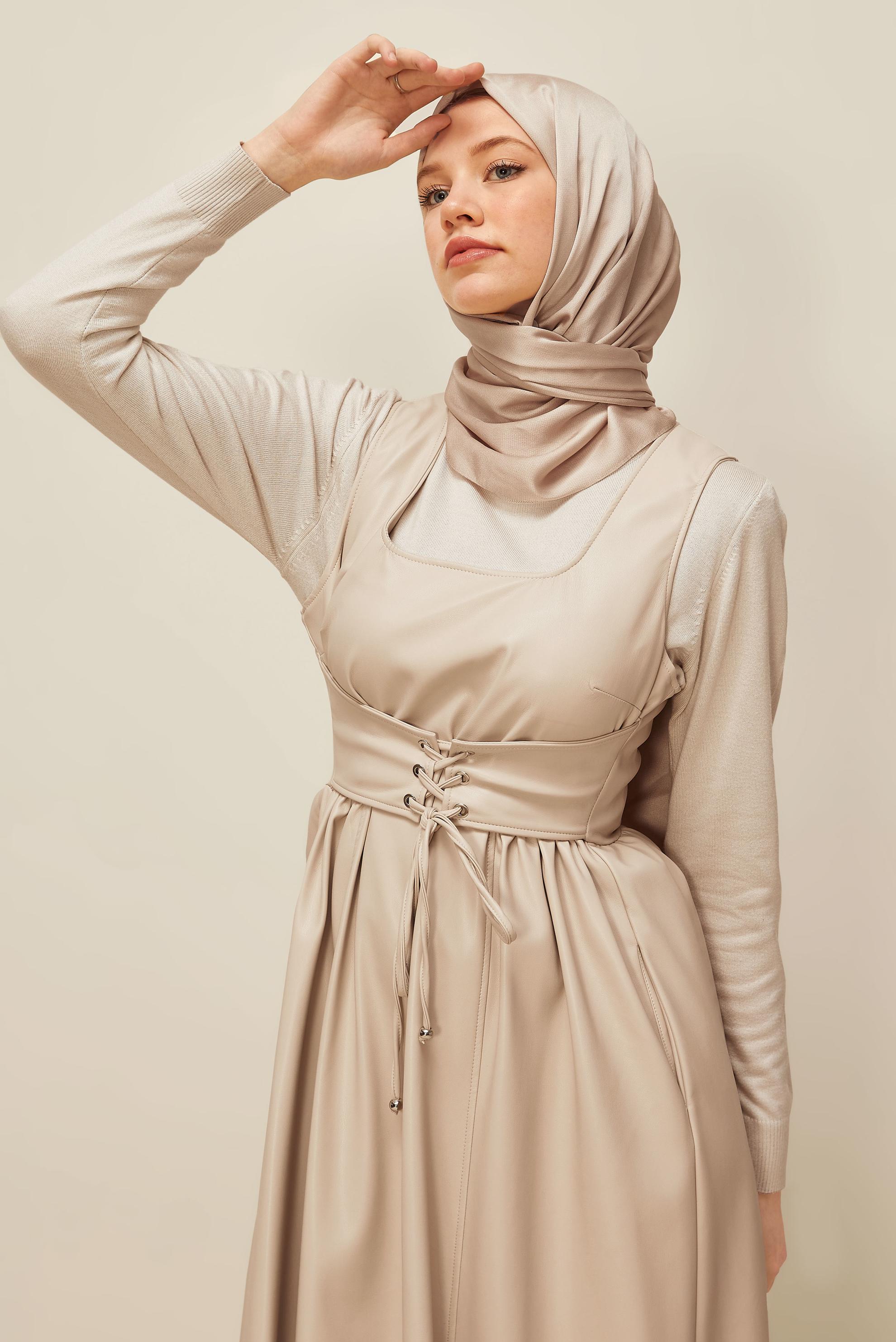 Tesettür giyim BEJ SUNİ DERİ JİLE ELBİSE 46092