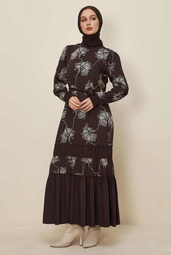 Tesettür giyim KAHVE DESENLİ KUŞAKLI ELBİSE 46100 - ALVİNA