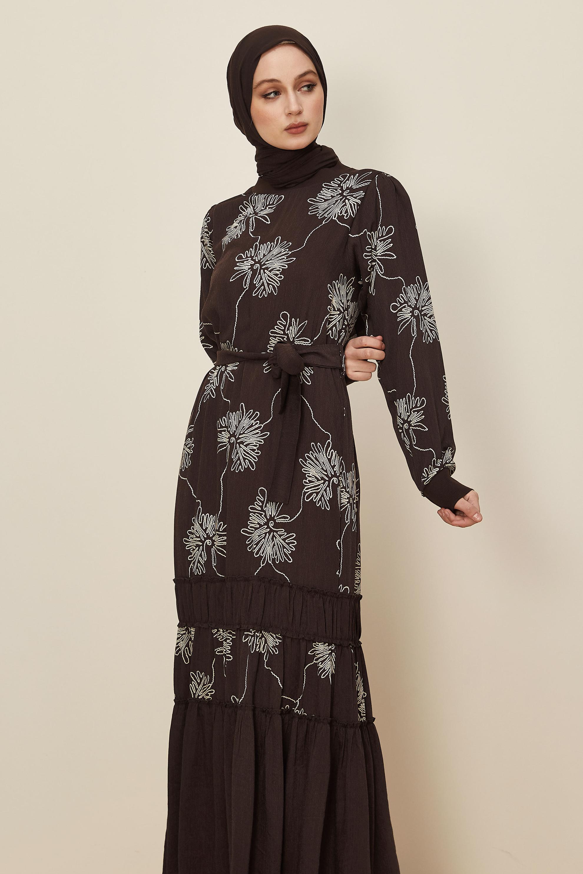 Tesettür giyim KAHVE DESENLİ KUŞAKLI ELBİSE 46100