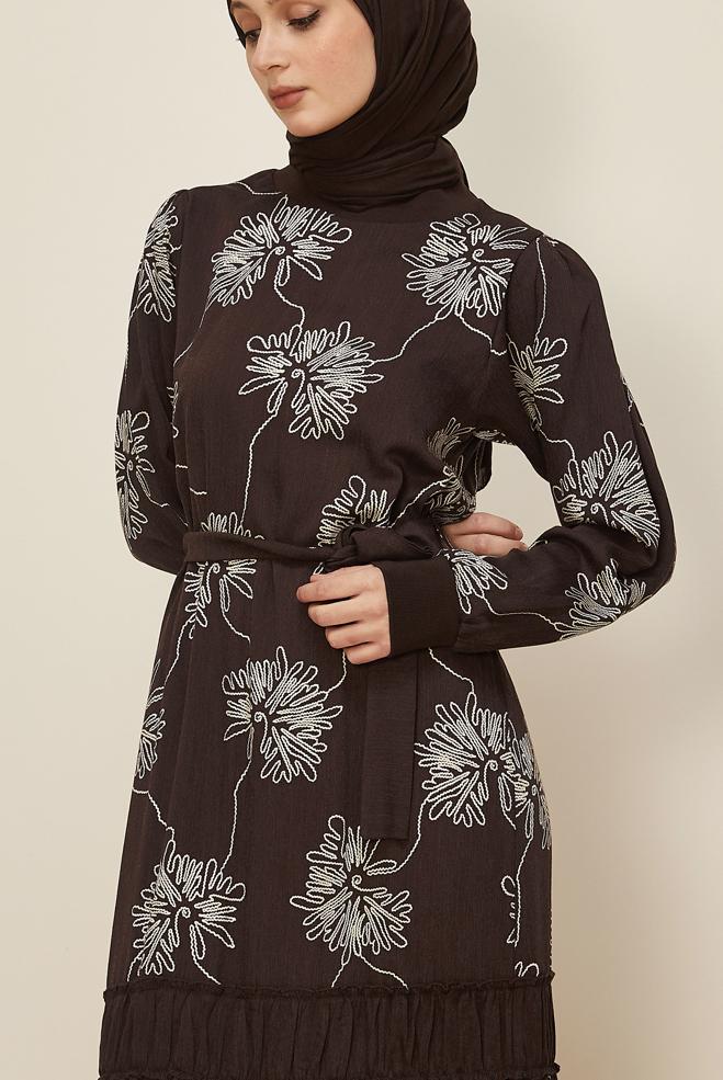 Tesettür giyim KAHVE DESENLİ KUŞAKLI ELBİSE 46100 - ALVİNA