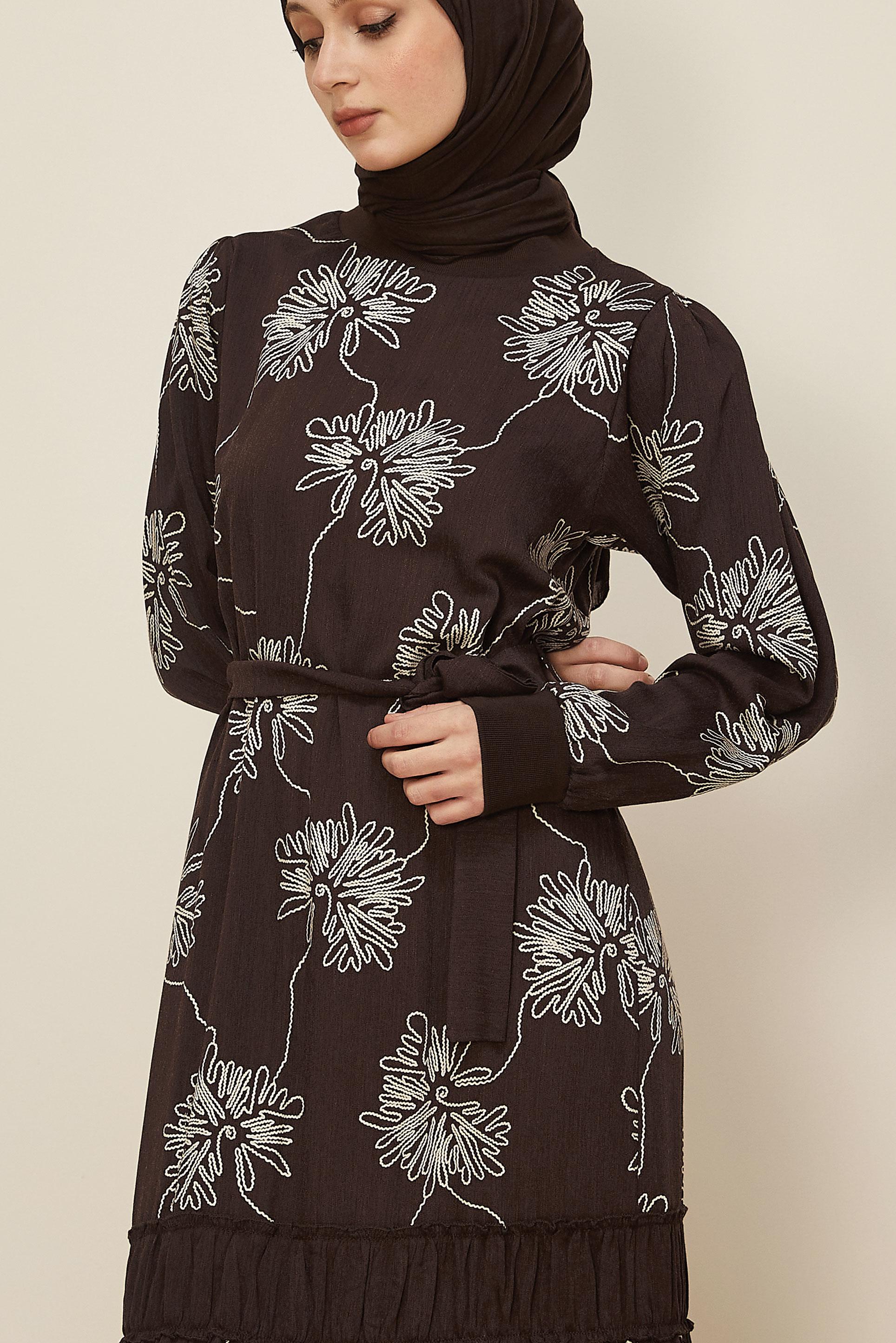 Tesettür giyim KAHVE DESENLİ KUŞAKLI ELBİSE 46100