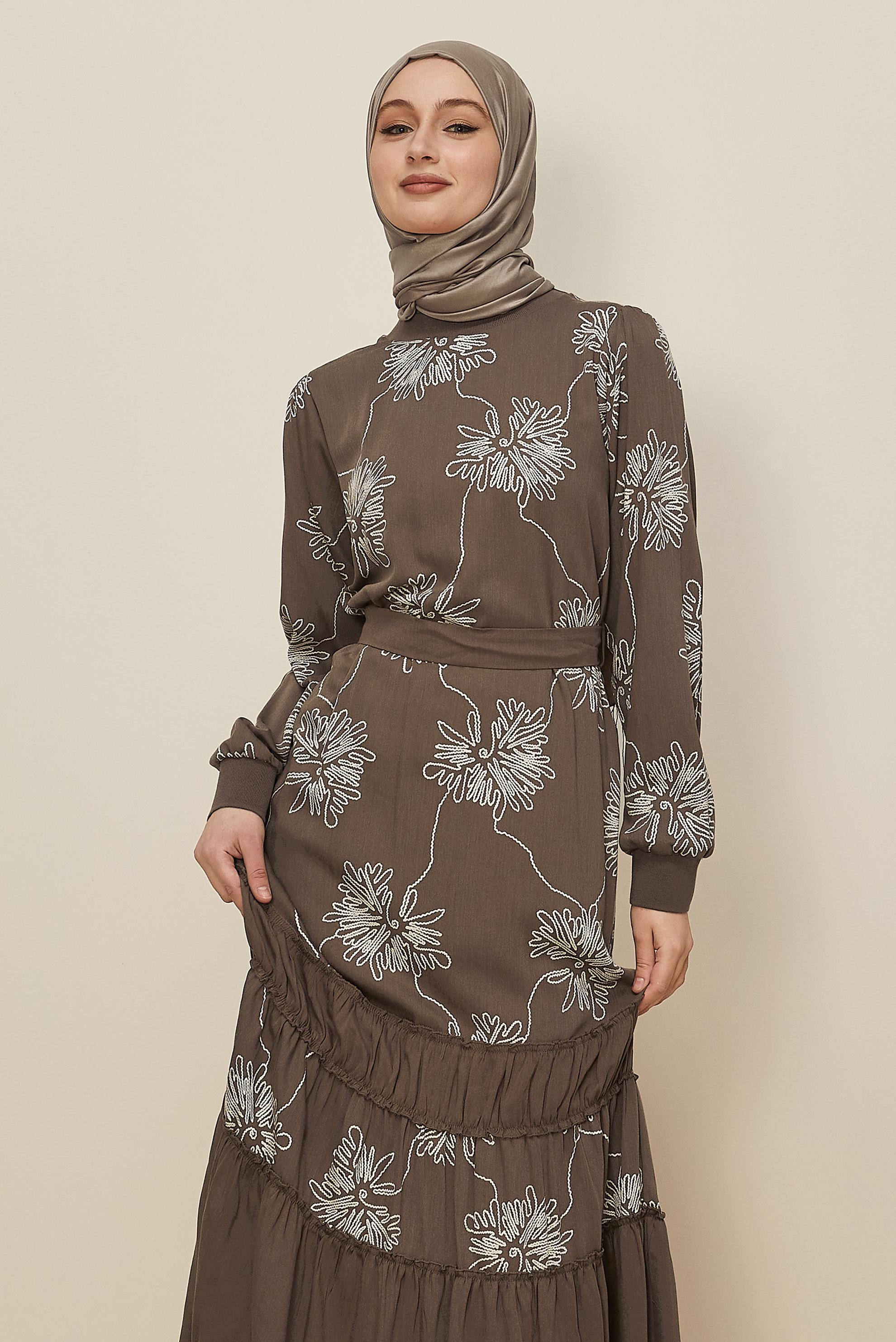 Tesettür giyim VİZON DESENLİ KUŞAKLI ELBİSE 46100