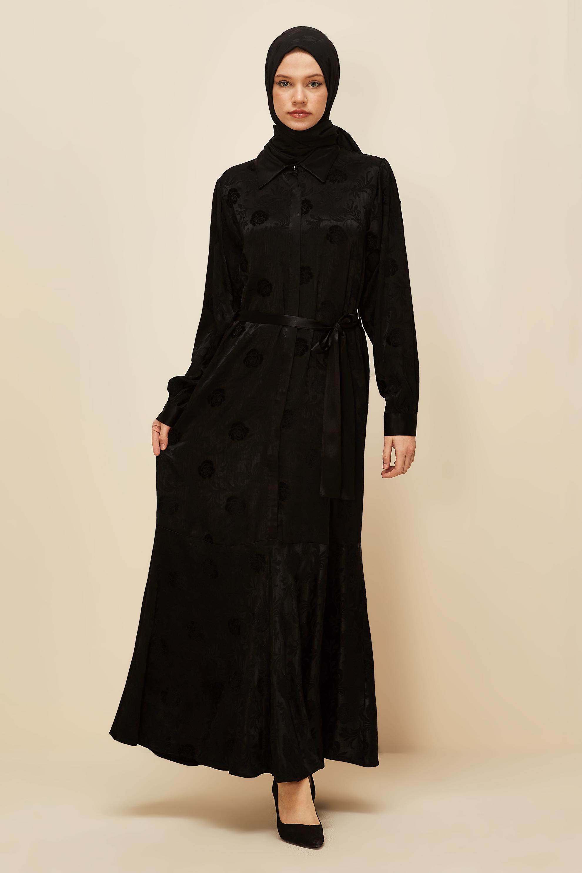 Tesettür giyim SİYAH KUŞAKLI JAKAR ELBİSE 46106