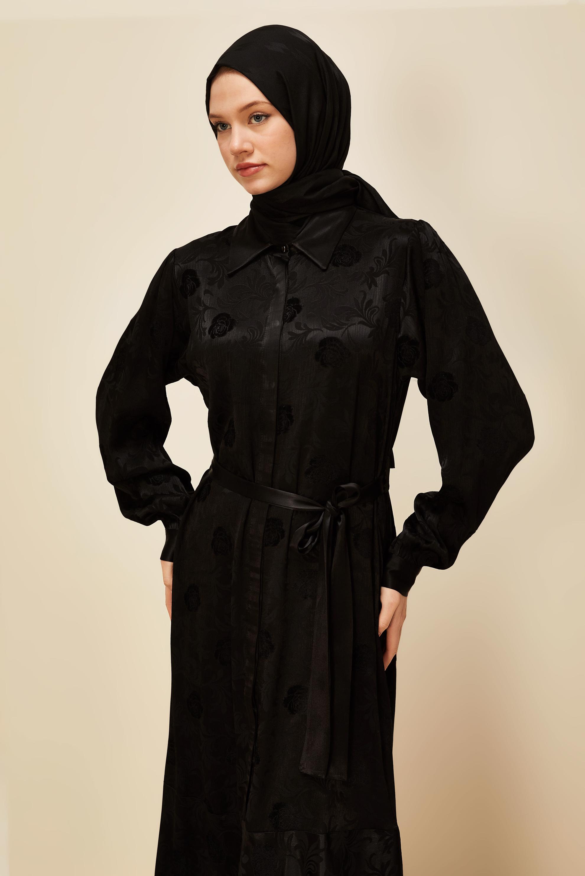 Tesettür giyim SİYAH KUŞAKLI JAKAR ELBİSE 46106