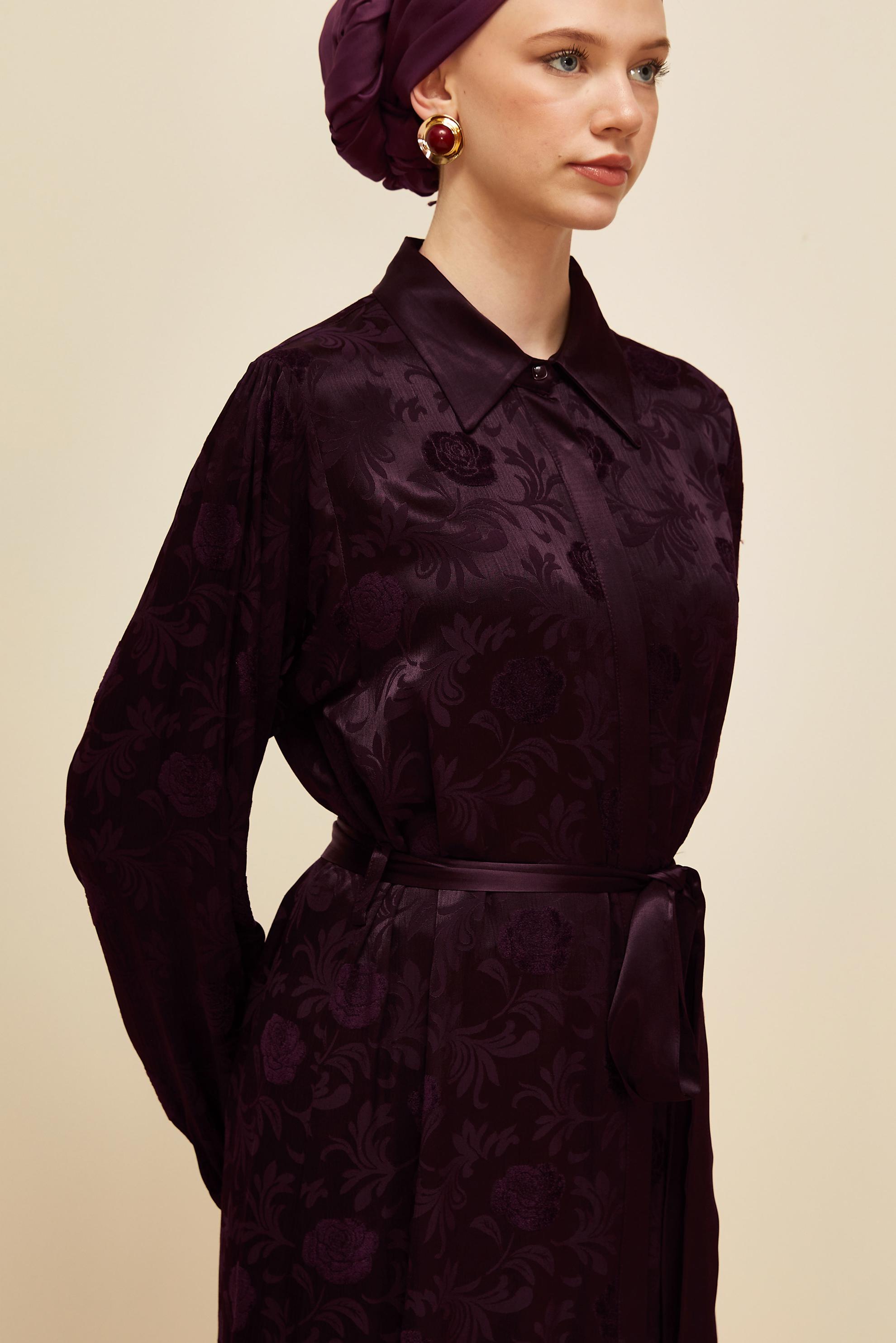 Tesettür giyim BORDO KUŞAKLI JAKAR ELBİSE 46106