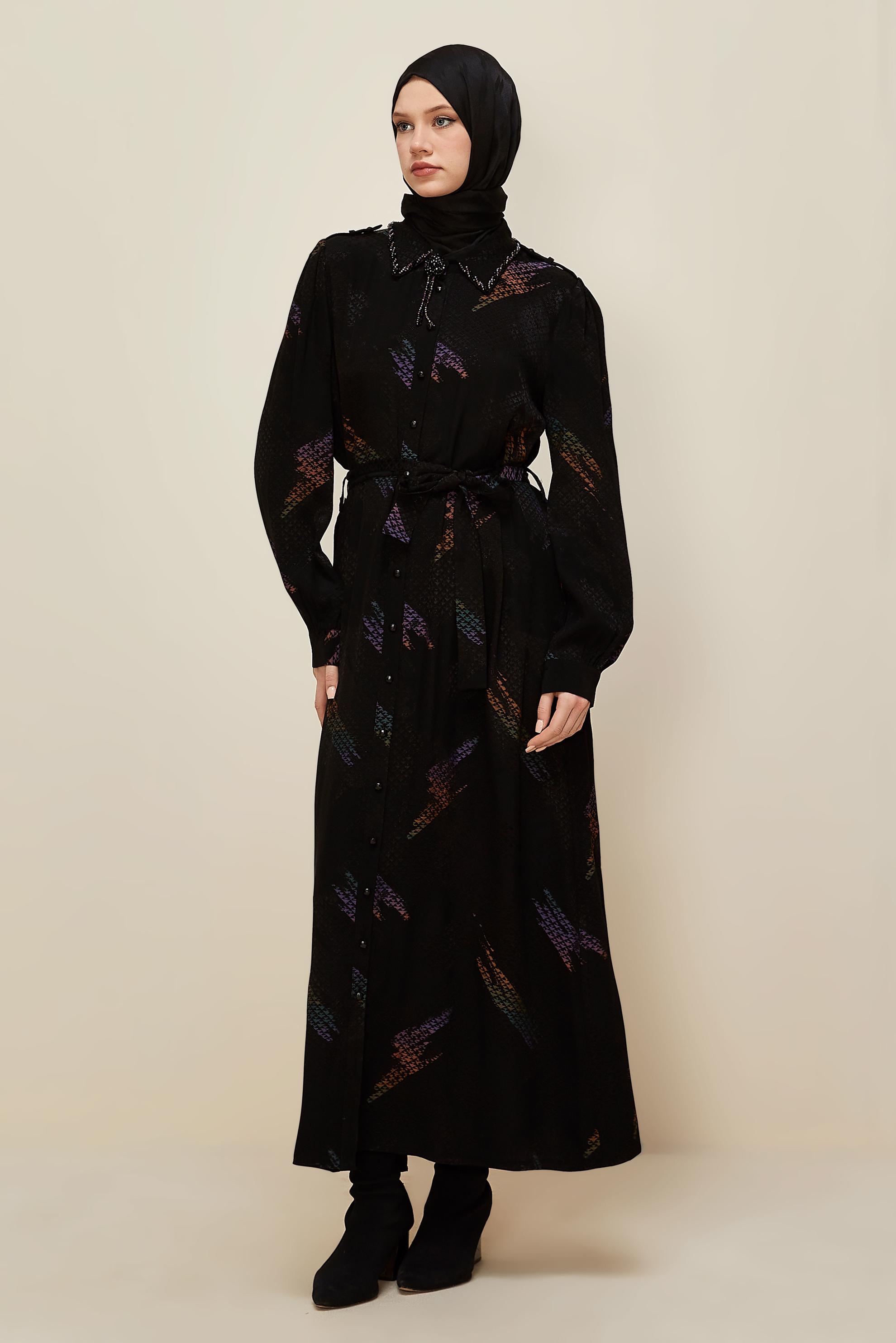 Tesettür giyim SİYAH BROŞ DETAYLI JAKAR ELBİSE 46123