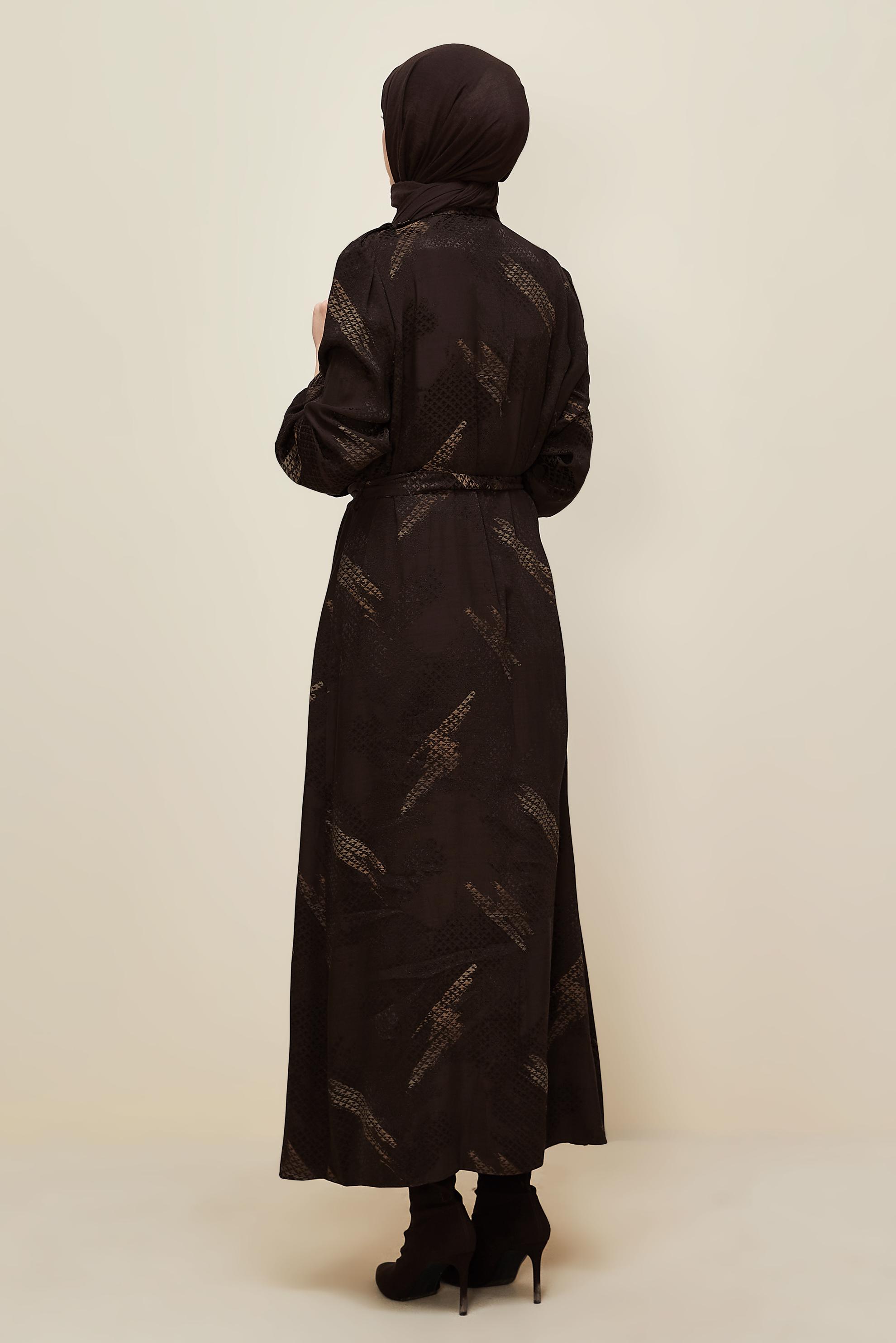 Tesettür giyim KAHVE BROŞ DETAYLI JAKAR ELBİSE 46123