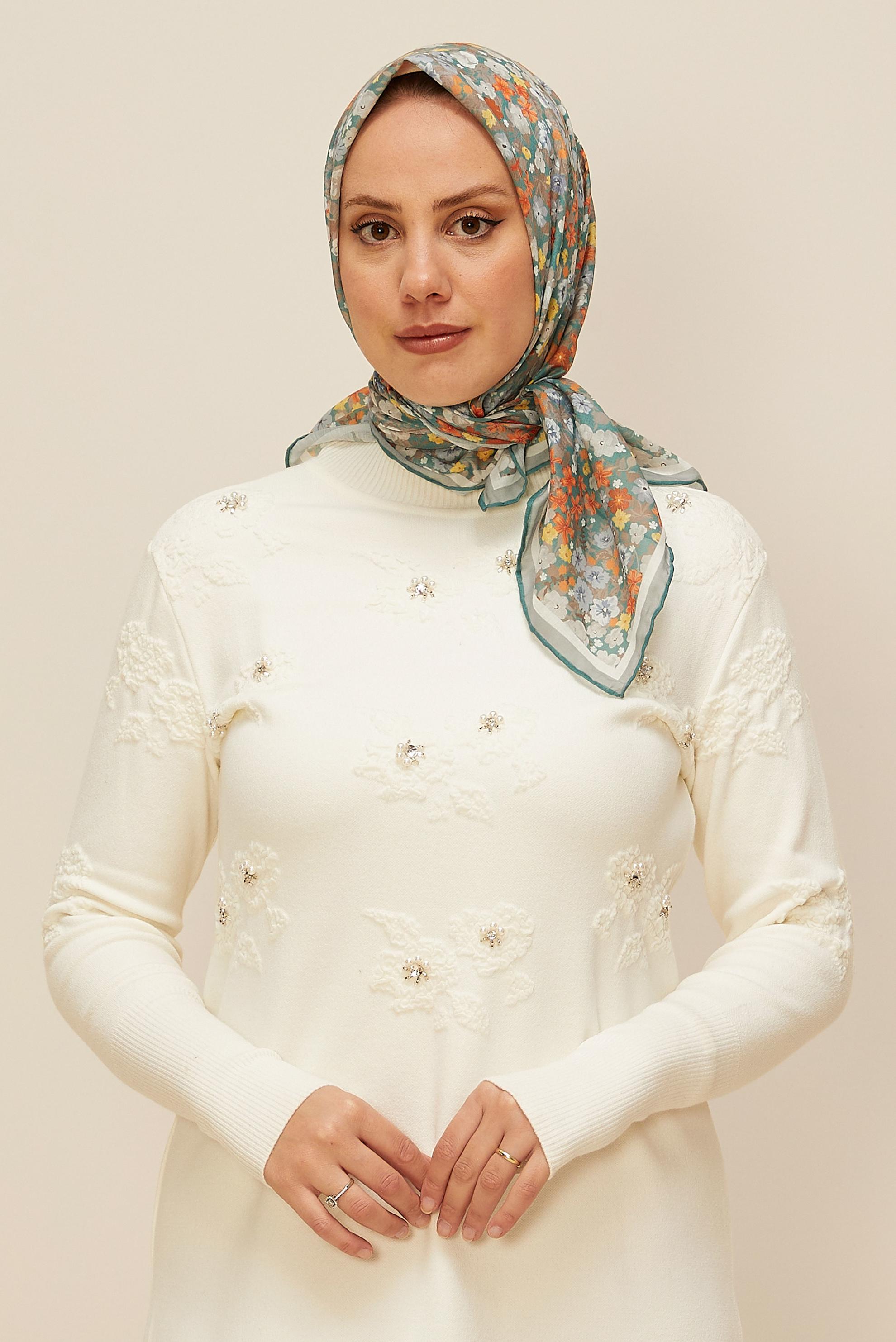 Tesettür giyim MAVİ ALVİNA ÇİÇEK DESENLİ EŞARP 8603