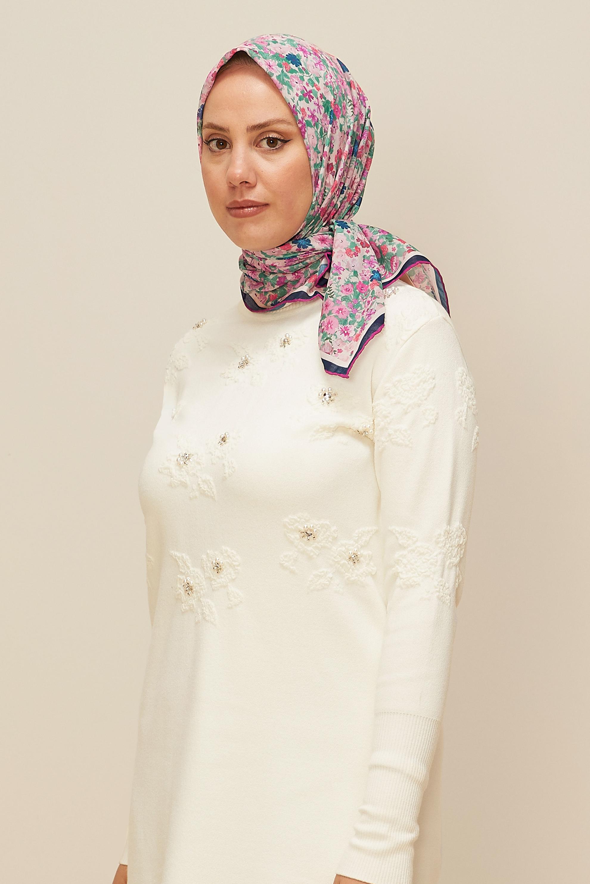 Vêtements hijab POUDRE ÉCHARPE ALVINA À MOTIFS FLORAUX 8603