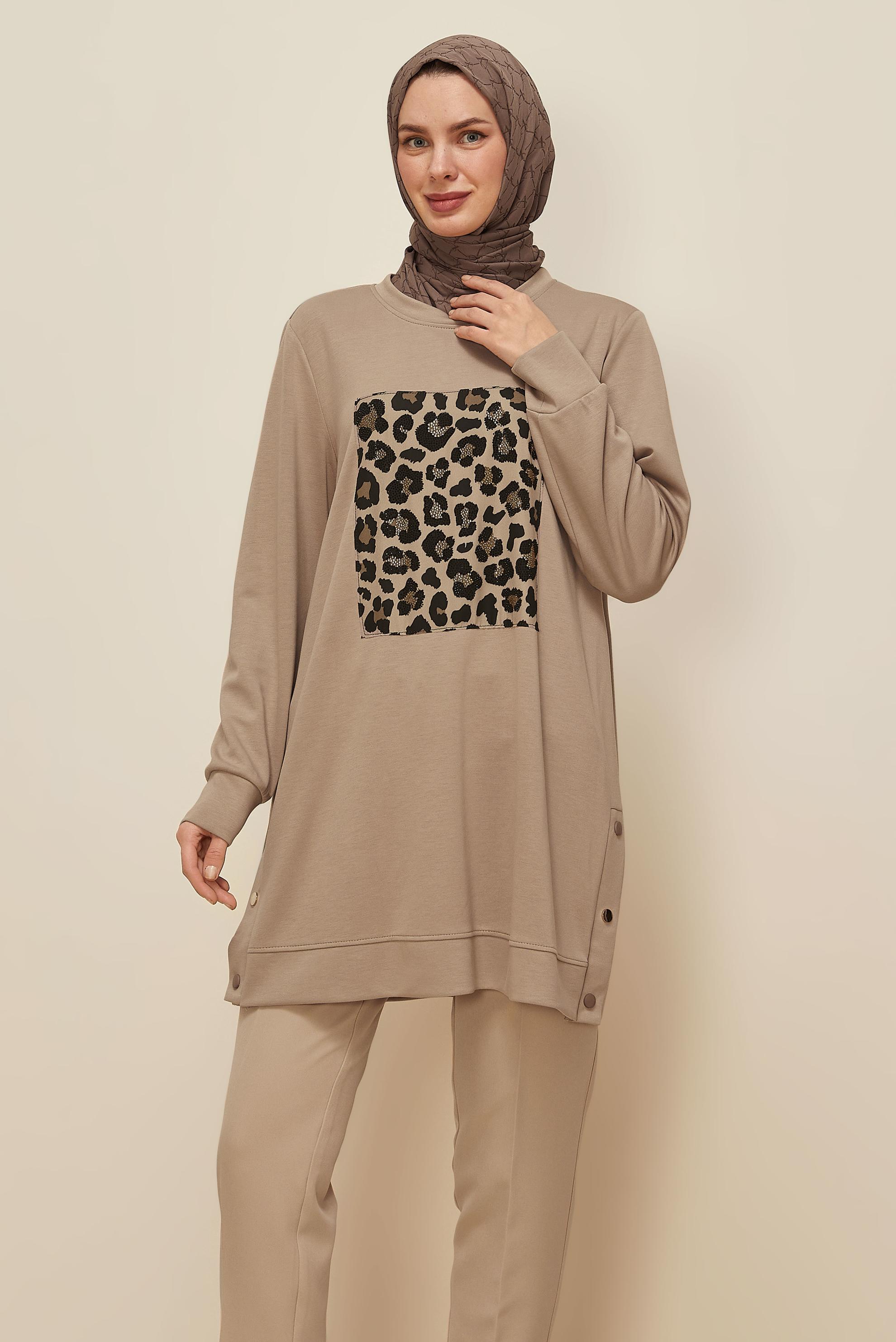Tesettür giyim BEJ LEOPAR BASKILI EŞOFMAN TUNİK 45921