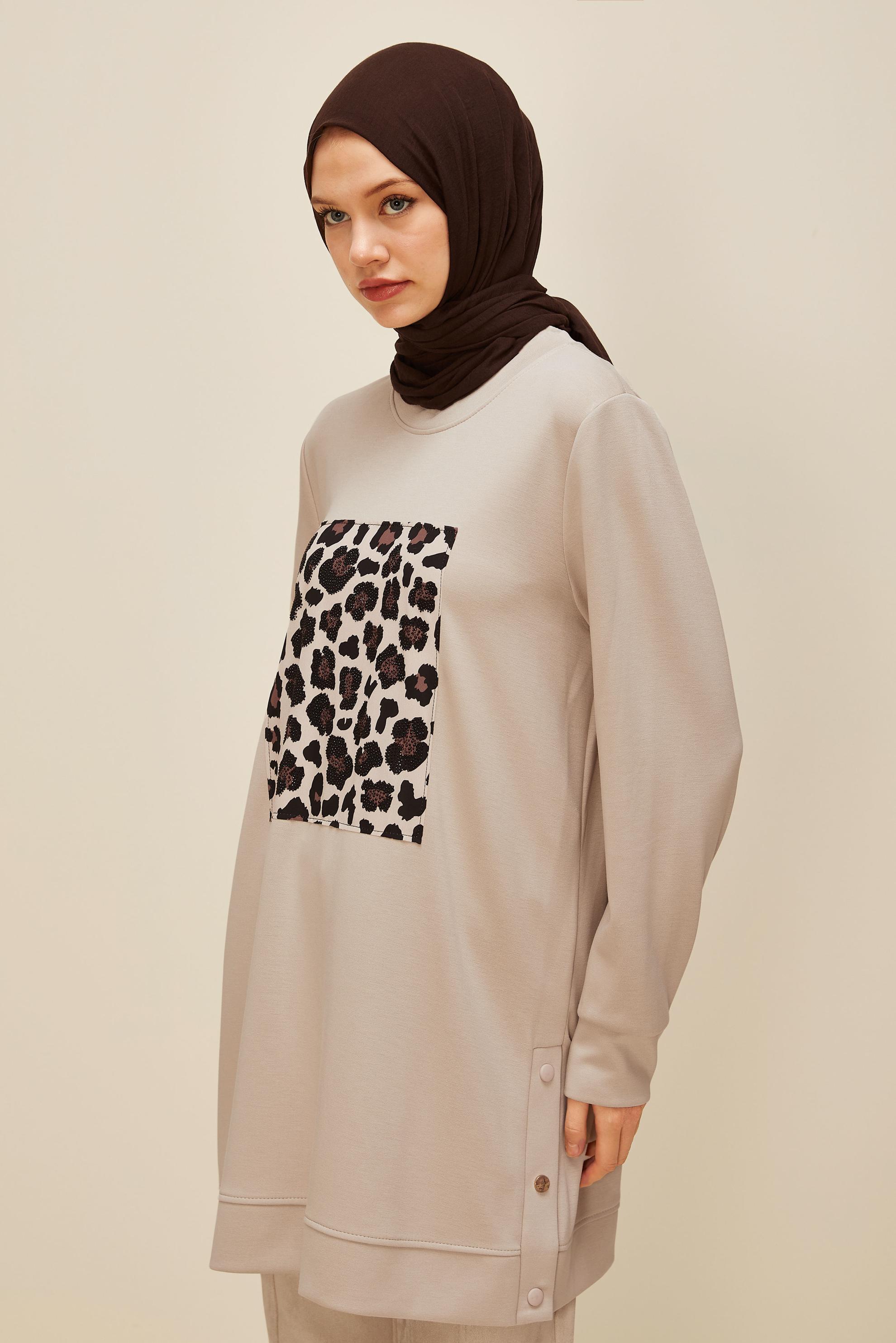 Tesettür giyim EKRU LEOPAR BASKILI EŞOFMAN TUNİK 45921