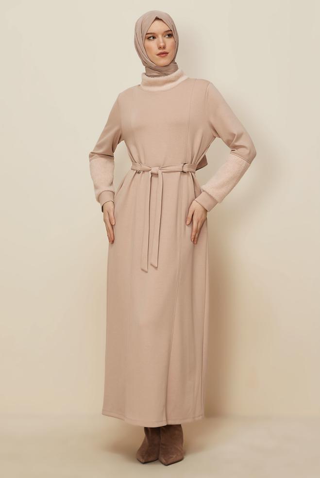 Tesettür giyim BEJ SÜNİ KÜRK DETAYLI EŞOFMAN ELBİSE 45994 - ALVİNA
