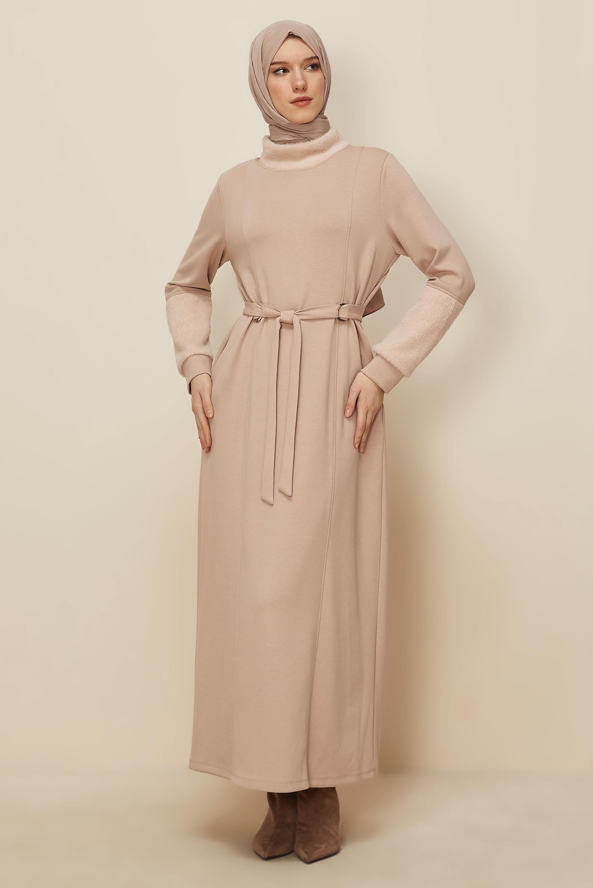 Tesettür giyim BEJ SÜNİ KÜRK DETAYLI EŞOFMAN ELBİSE 45994