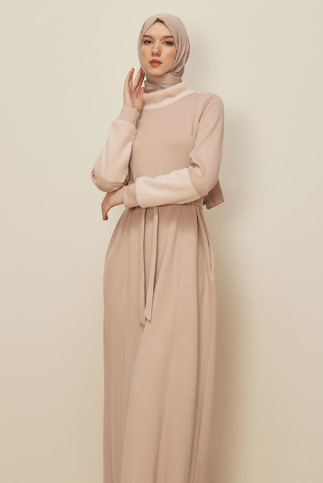 Tesettür giyim BEJ SÜNİ KÜRK DETAYLI EŞOFMAN ELBİSE 45994 - ALVİNA