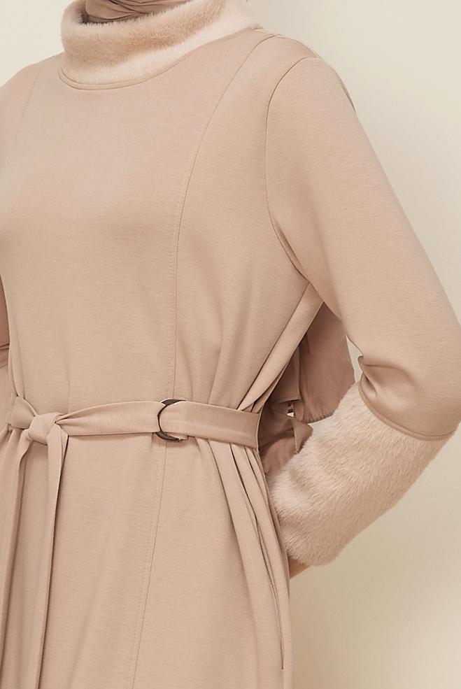 Tesettür giyim BEJ SÜNİ KÜRK DETAYLI EŞOFMAN ELBİSE 45994 - ALVİNA