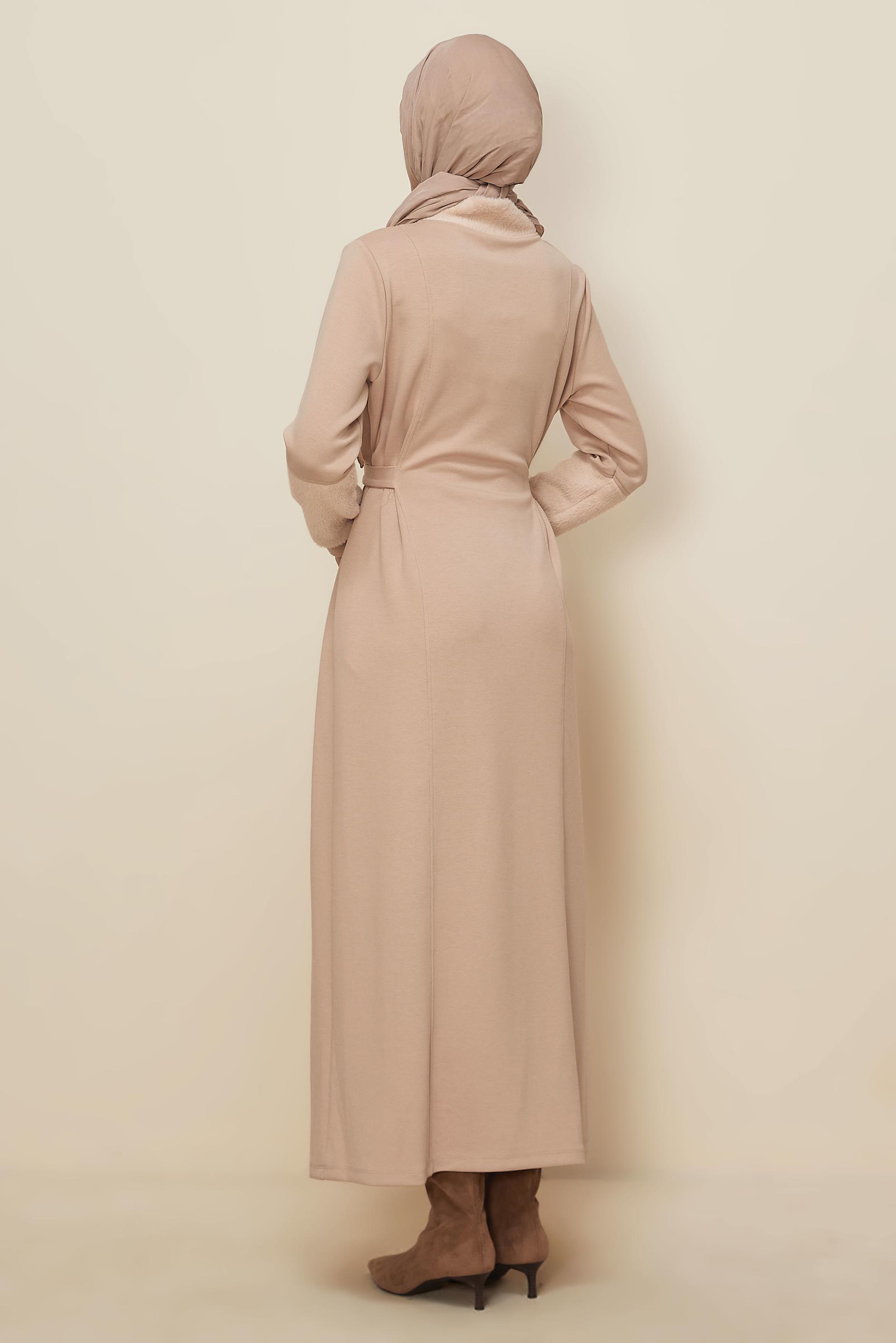 Tesettür giyim BEJ SÜNİ KÜRK DETAYLI EŞOFMAN ELBİSE 45994