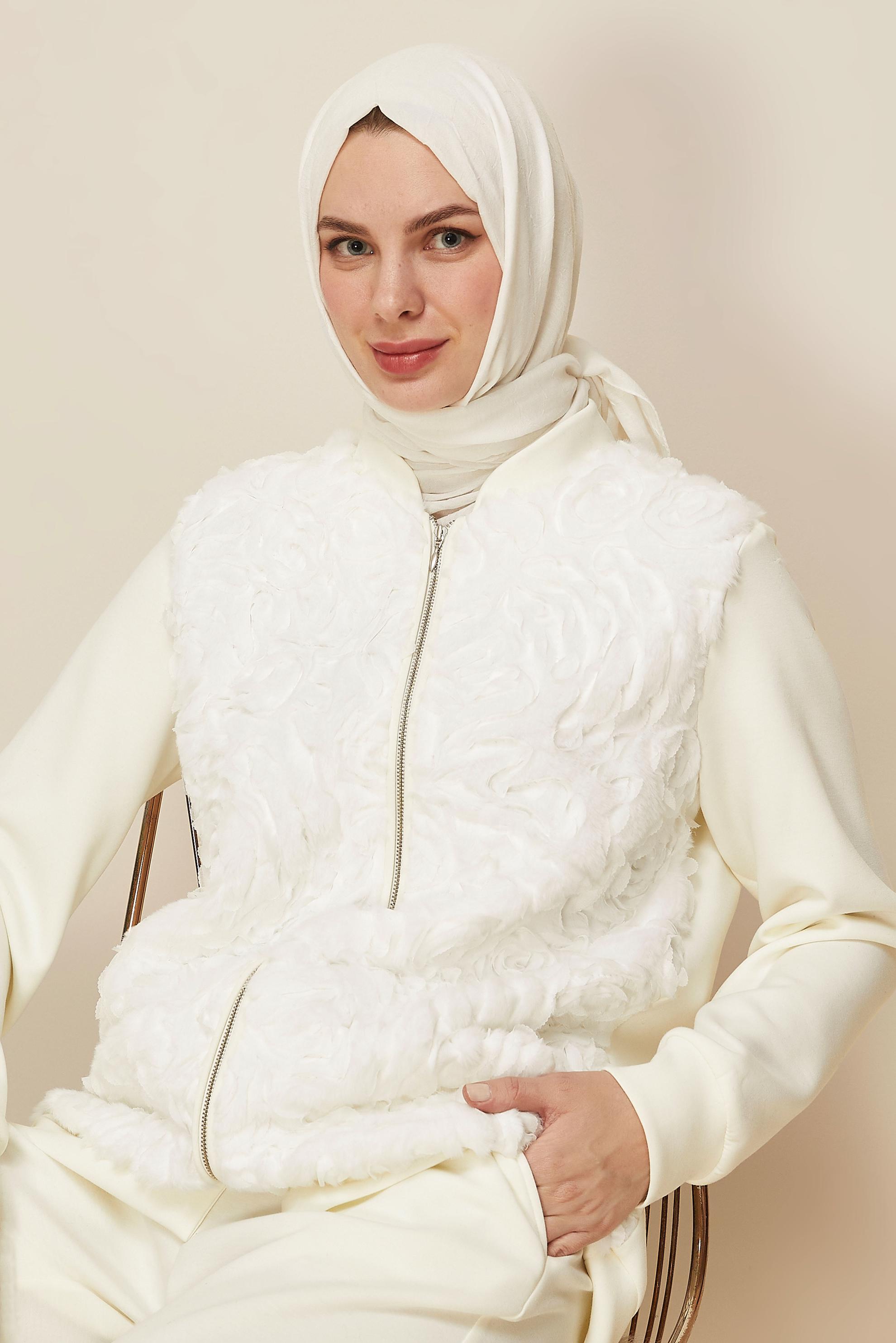 Tesettür giyim BEYAZ PANTOLONLU KÜRK DETAYLI TAKIM 46096