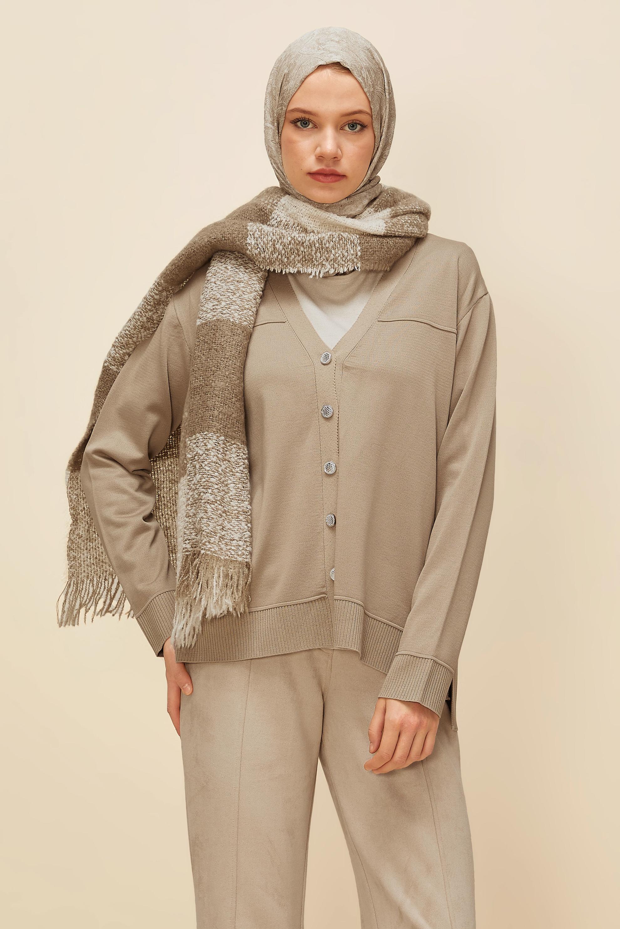 Tesettür giyim BEJ DÜĞMELİ TRİKO HIRKA 45895