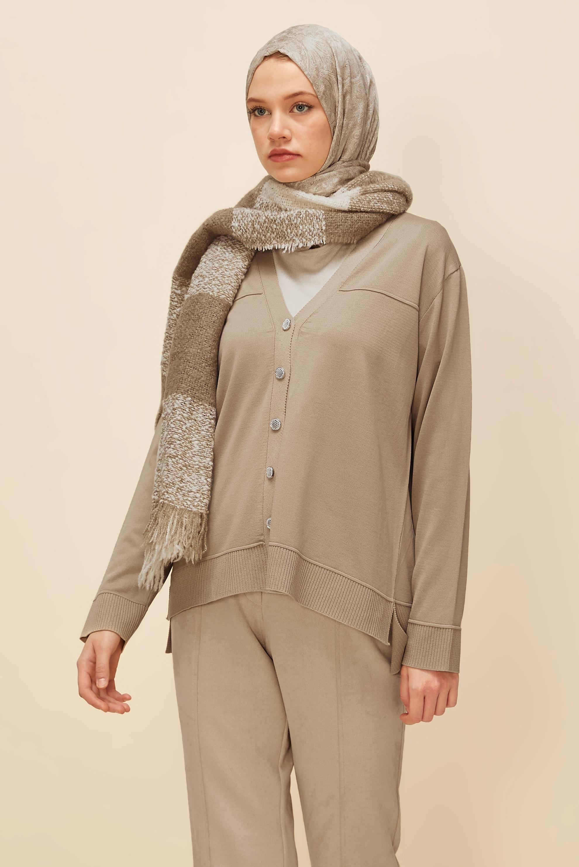 Tesettür giyim BEJ DÜĞMELİ TRİKO HIRKA 45895