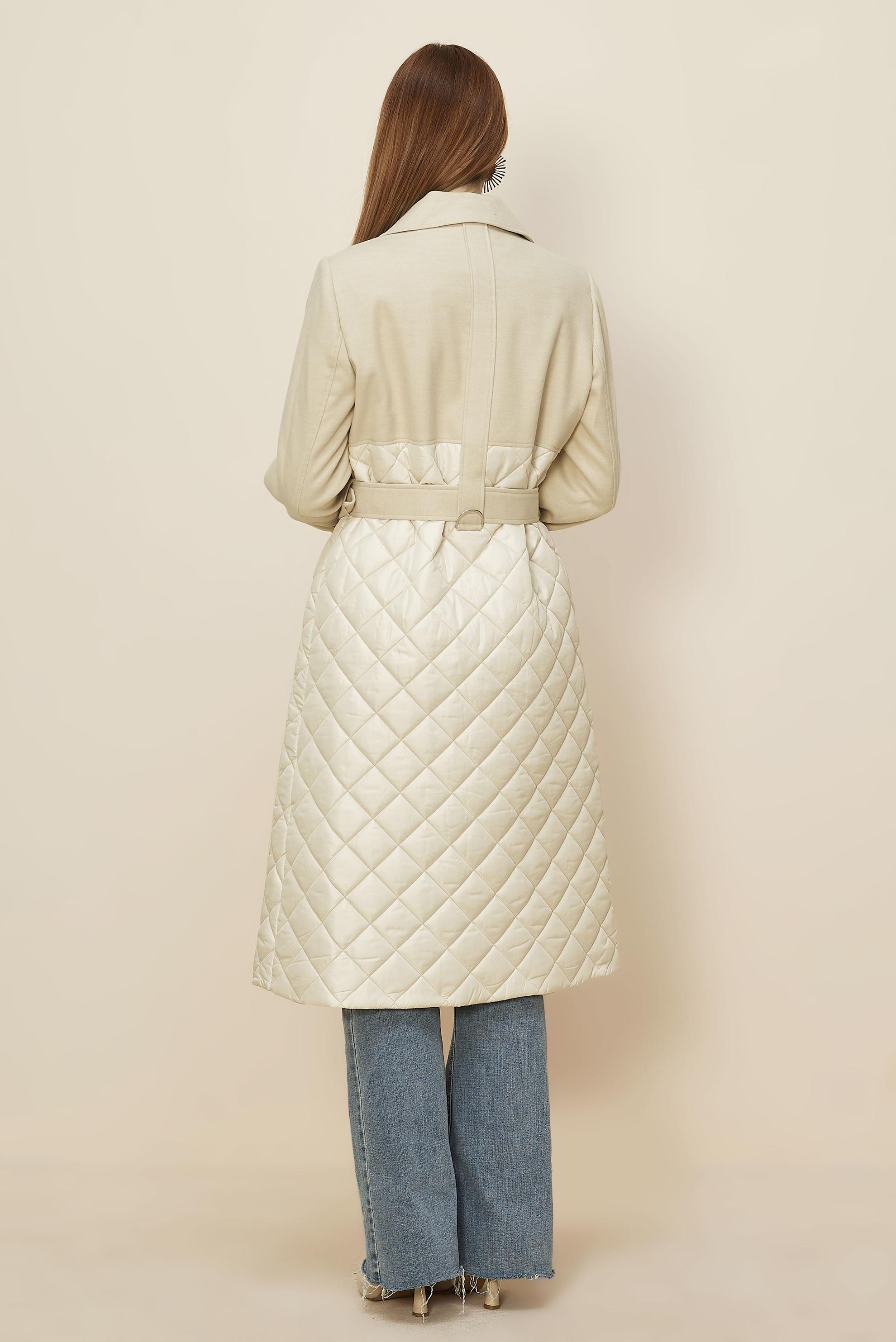 Tesettür giyim EKRU KEMERLİ KAPİTONE DETAYLI KAŞE KABAN 90534