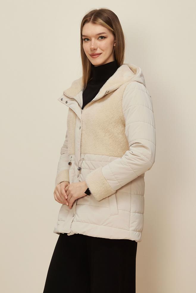 Tesettür giyim BEJ KAPÜŞONLU KÜRK DETAYLI KAPİTONE KABAN 90606 - ALVİNA