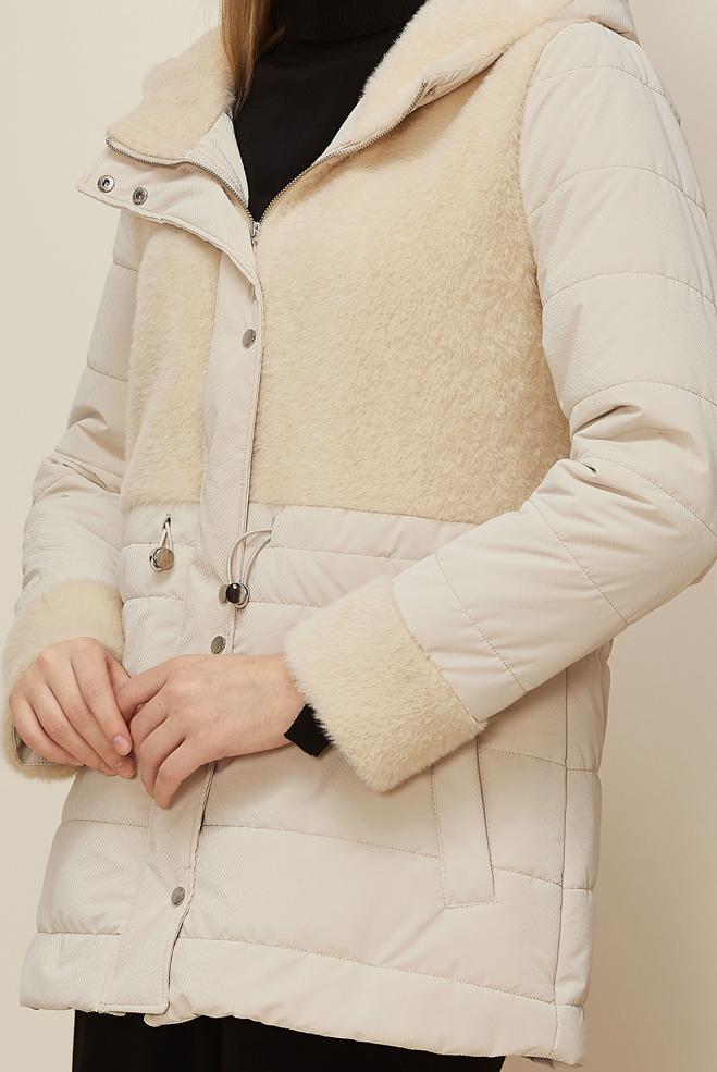 Tesettür giyim BEJ KAPÜŞONLU KÜRK DETAYLI KAPİTONE KABAN 90606 - ALVİNA