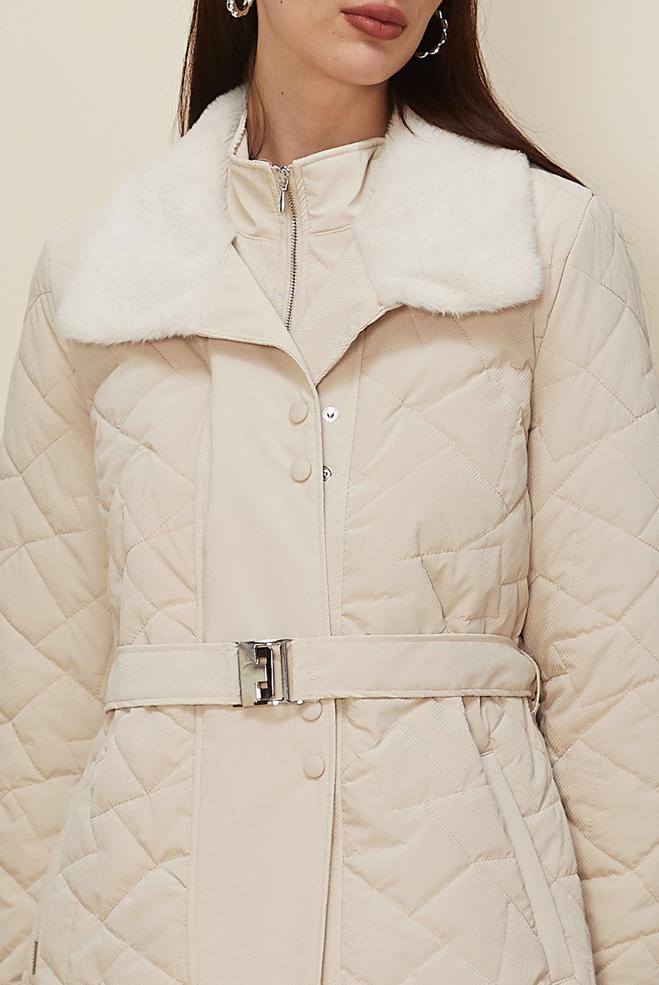 Tesettür giyim BEJ KEMERLİ KAPİTONE KABAN 90634 - ALVİNA