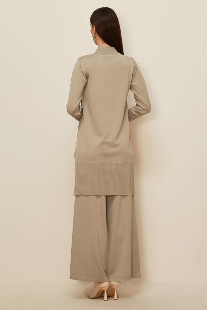 Tesettür giyim BEJ PANTOLONLU TAŞ BASKILI TRİKO TAKIM 45863 - ALVİNA