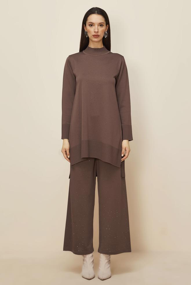 Tesettür giyim KAHVE PANTOLONLU TAŞ BASKILI TRİKO TAKIM 45863 - ALVİNA