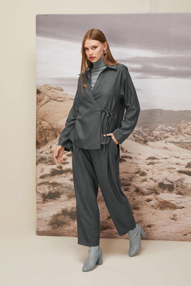 Tesettür giyim GRİ BAĞLAMA DETAYLI PANTOLONLU TAKIM 46045 - ALVİNA