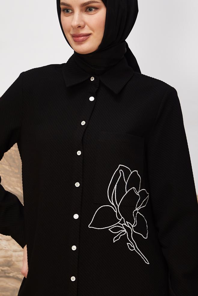 Tesettür giyim SİYAH ÇİÇEK İŞLEMELİ GÖMLEK YAKA TUNİK 46207 - ALVİNA