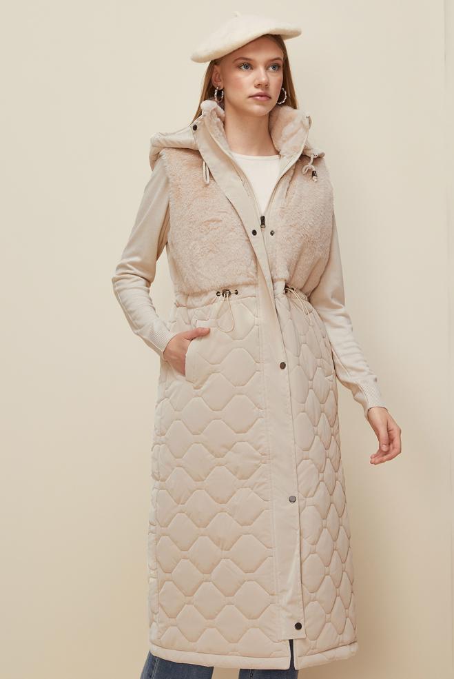 Vêtements hijab BEIGE GILET AVEC DÉTAILS EN FOURRURE 90598 - ALVİNA