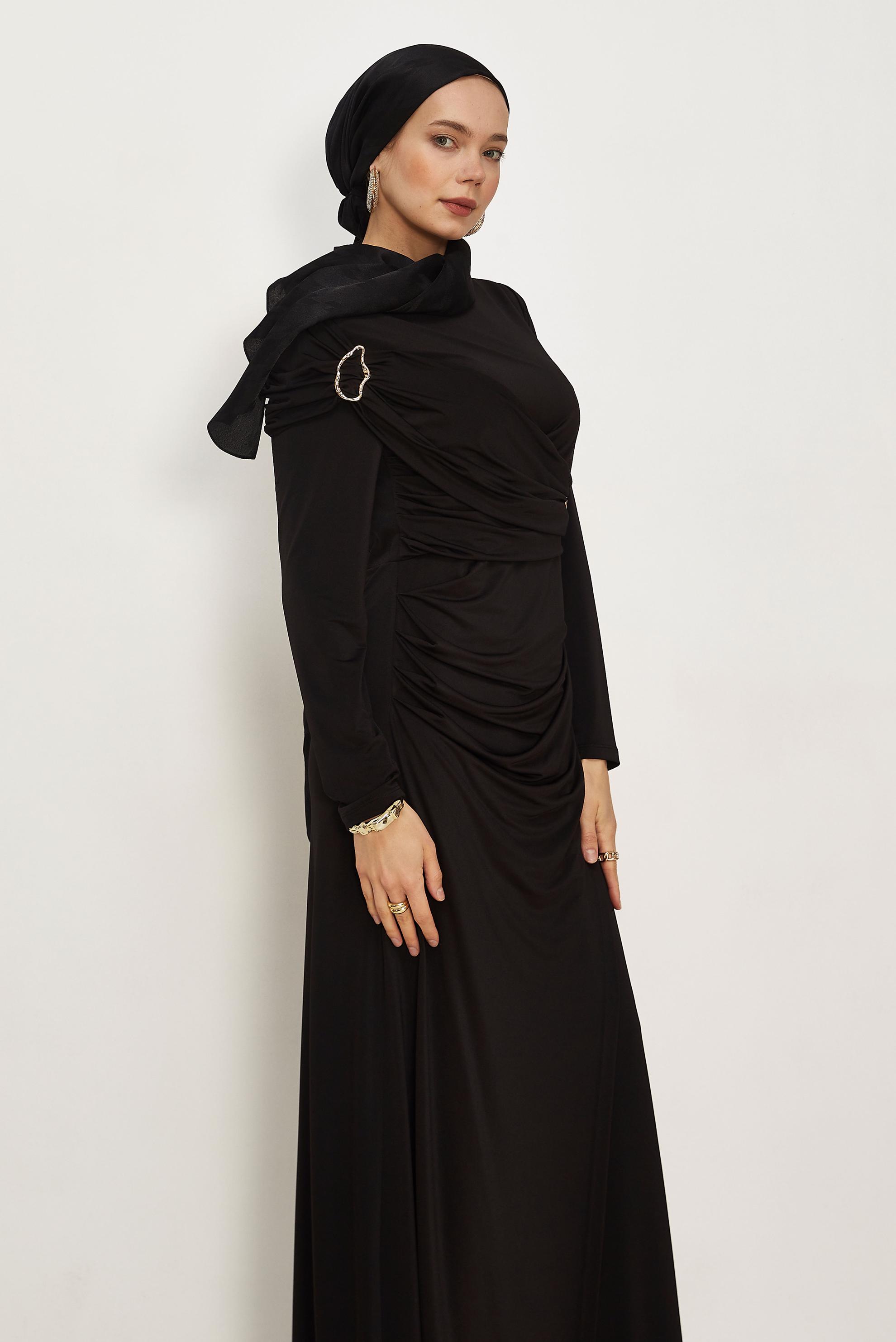 Hijab-Kleidung SCHWARZ DRAPIERTES SATINKLEID 50541