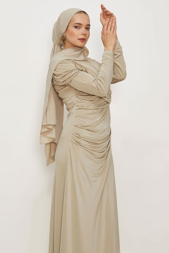 Hijab-Kleidung BEIGE DRAPIERTES SATINKLEID 50541 - ALVİNA