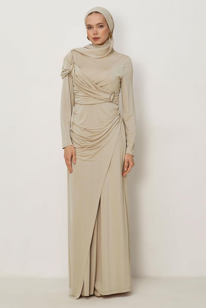 Hijab-Kleidung BEIGE DRAPIERTES SATINKLEID 50541 - ALVİNA