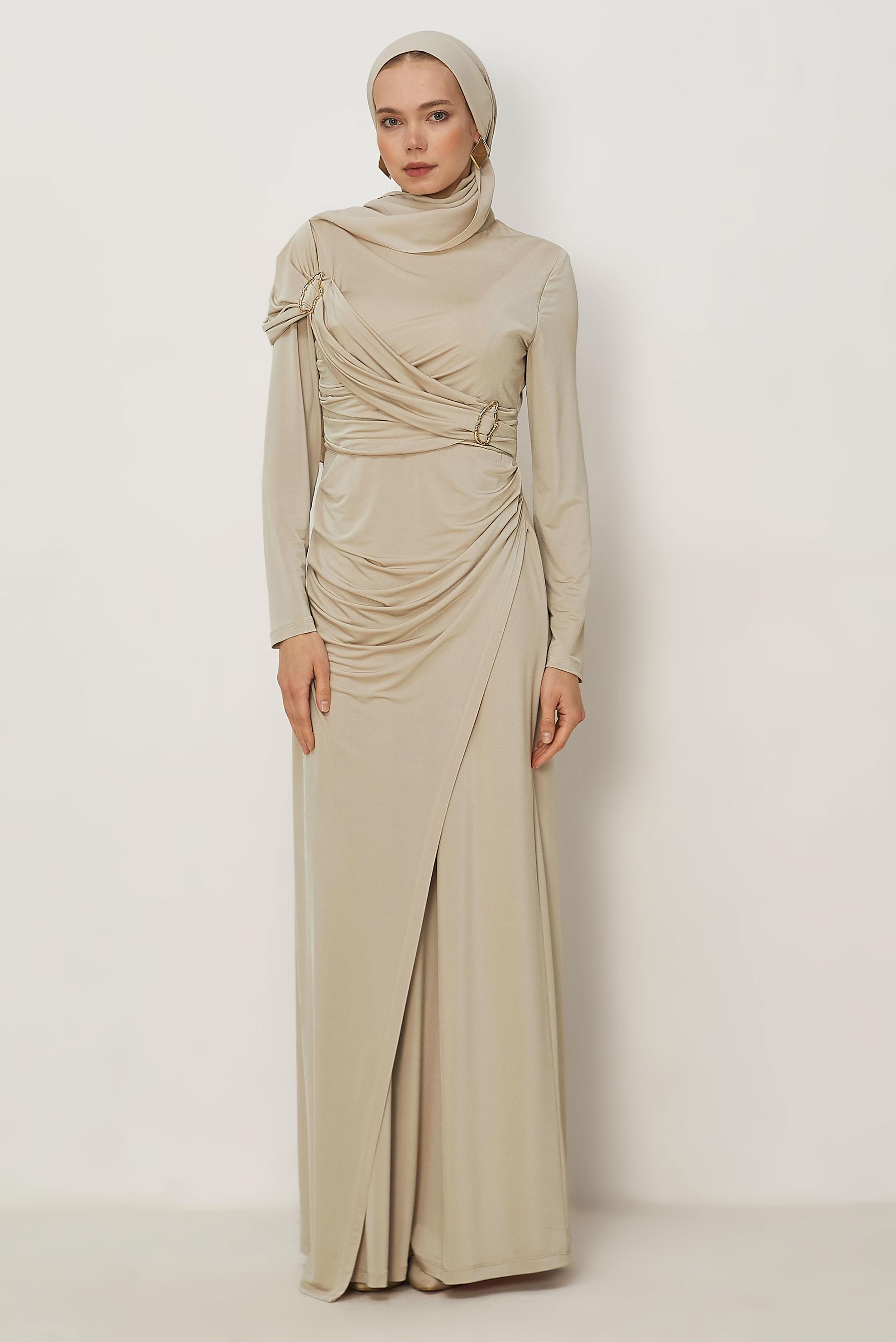 Hijab-Kleidung BEIGE DRAPIERTES SATINKLEID 50541