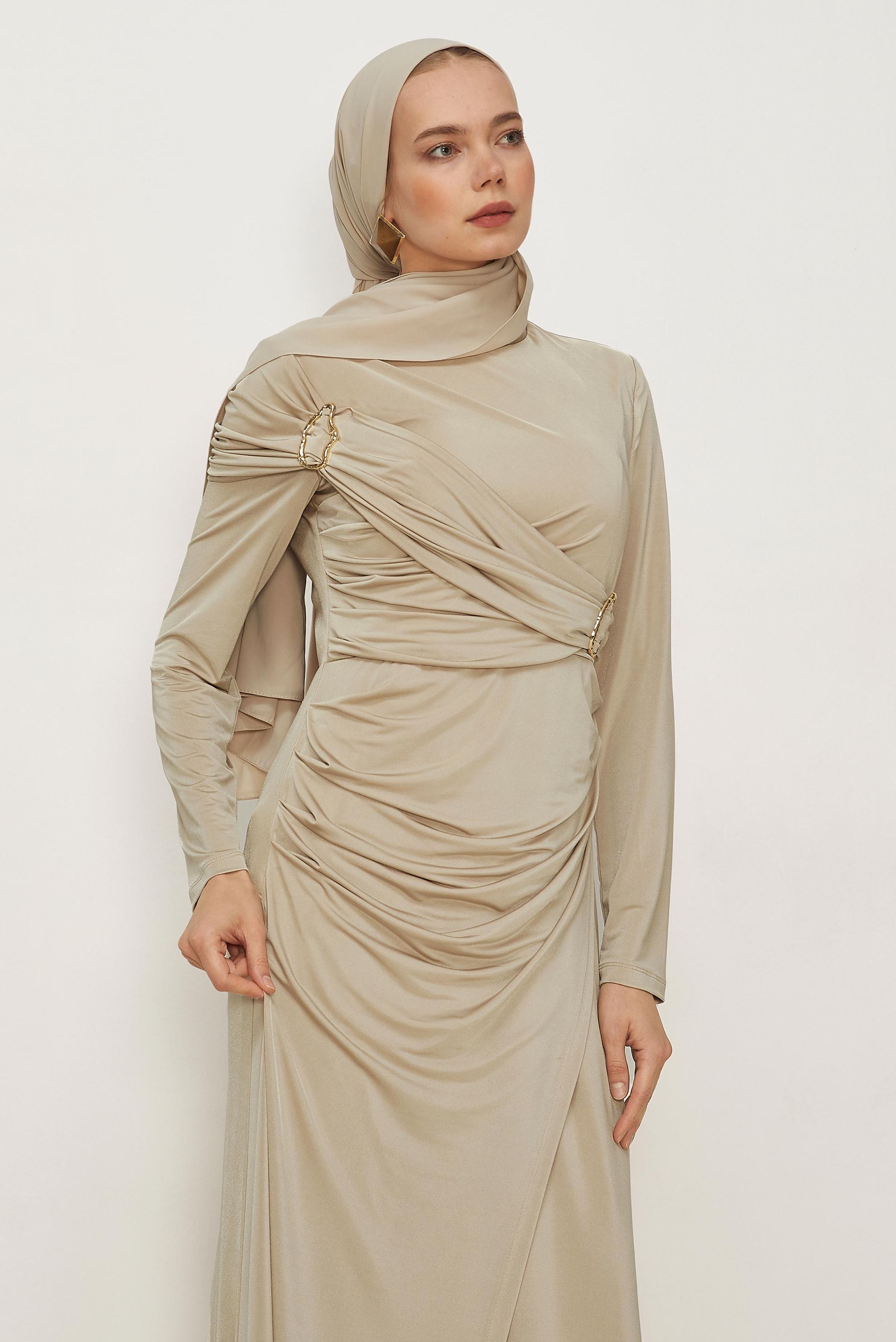 Hijab-Kleidung BEIGE DRAPIERTES SATINKLEID 50541